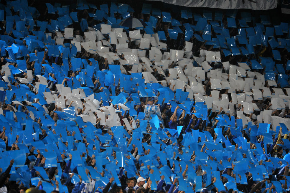 Millonarios fue sancionado por el uso de pólvora de sus hinchas