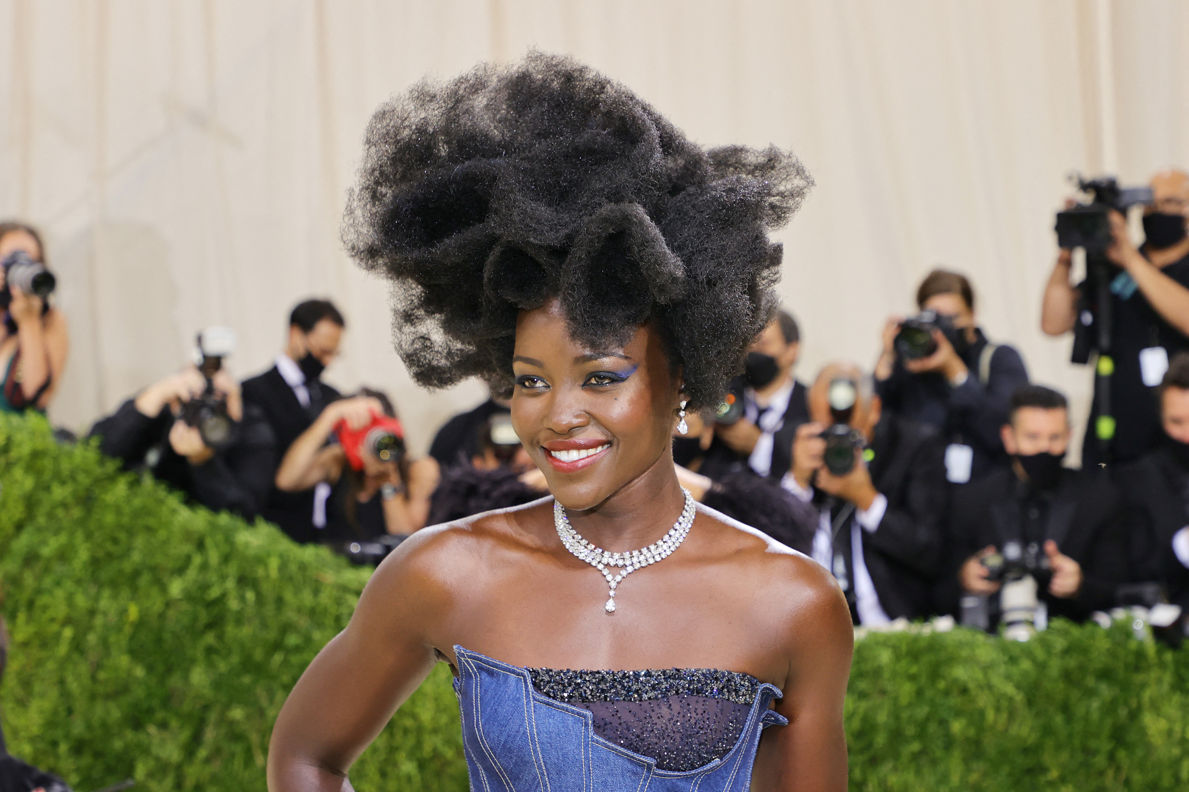 Lupita Nyong'o optó por un vestido en denim, uno de los textiles más característicos en la moda americana.