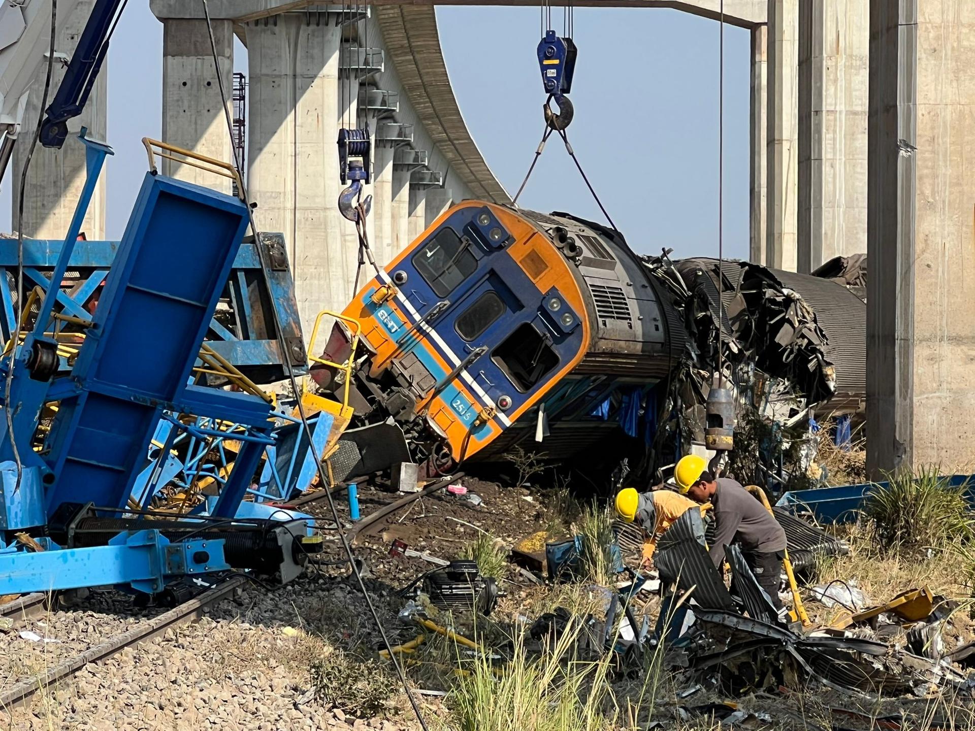 Una grúa cayó sobre un tren en Tailandia y dejó decenas de muertos