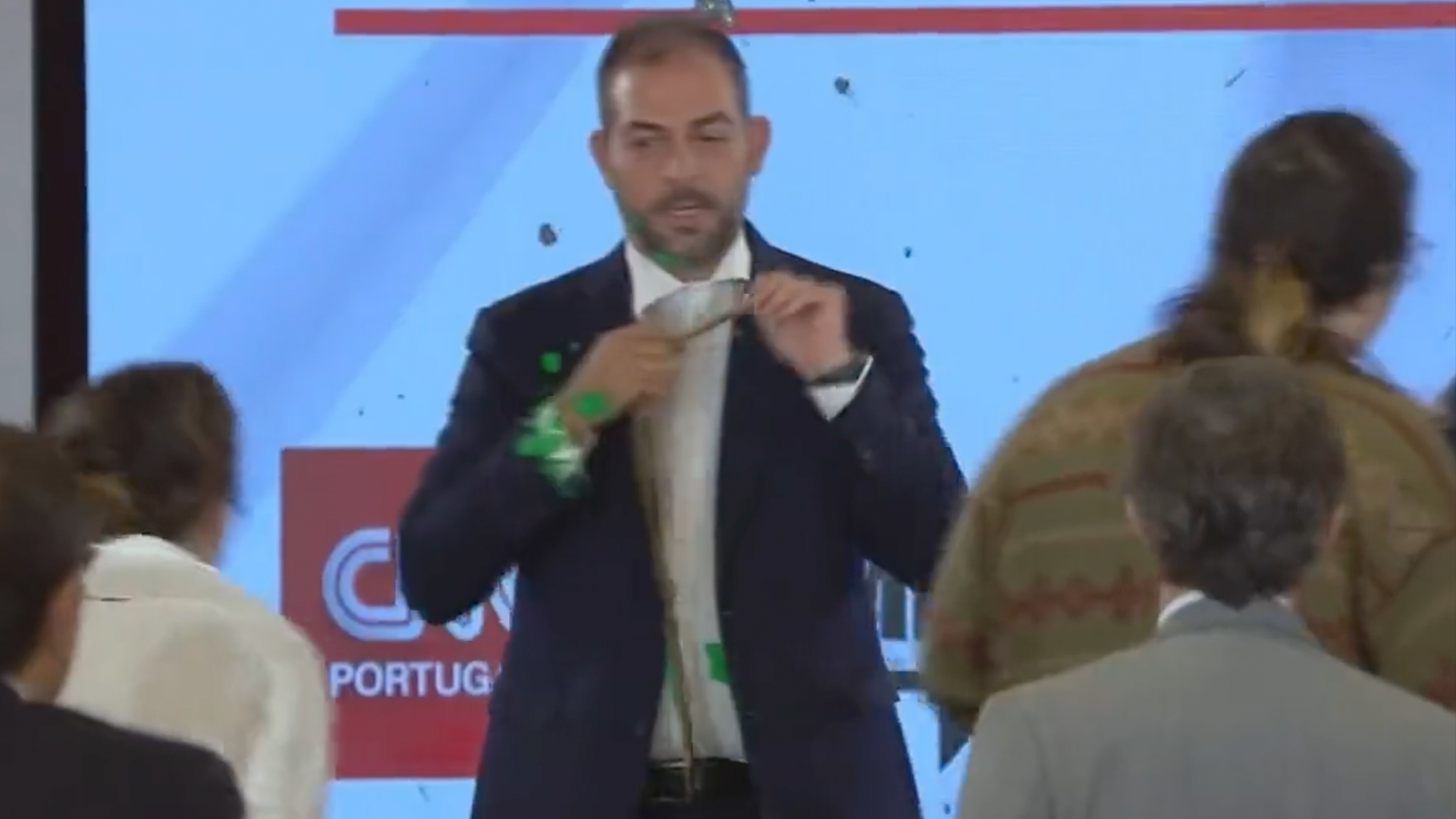 Activistas climáticas lanzan pintura sobre ministro de Ambiente de Portugal