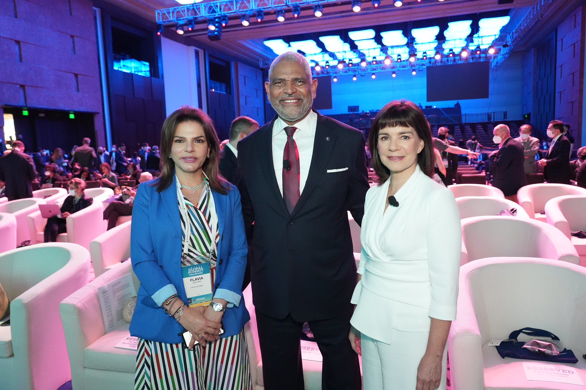 Colombia, para seguir mostrando sus fortalezas en el sector, contará sus exitosas experiencias en la Cumbre Mundial del WTTC, en Manila, que cierra este viernes 22 de abril. Flavia Santoro, presidenta de ProColombia, participará en el panel "Nuestro viaje hacia la regeneración". El presidente Iván Duque, de manera virtual, compartirá con otros líderes como el exsecretario general de la ONU Ban Ki-moon, entre otros, su visión y enfoque para garantizar la sostenibilidad a largo plazo del sector de viajes y turismo.
