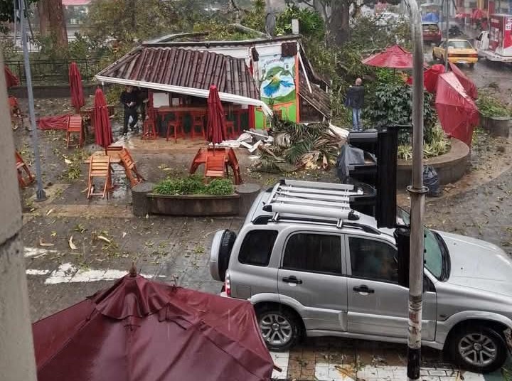 Temblor y vendaval en una tarde dejaron varias emergencias en Calarcá, Quindío