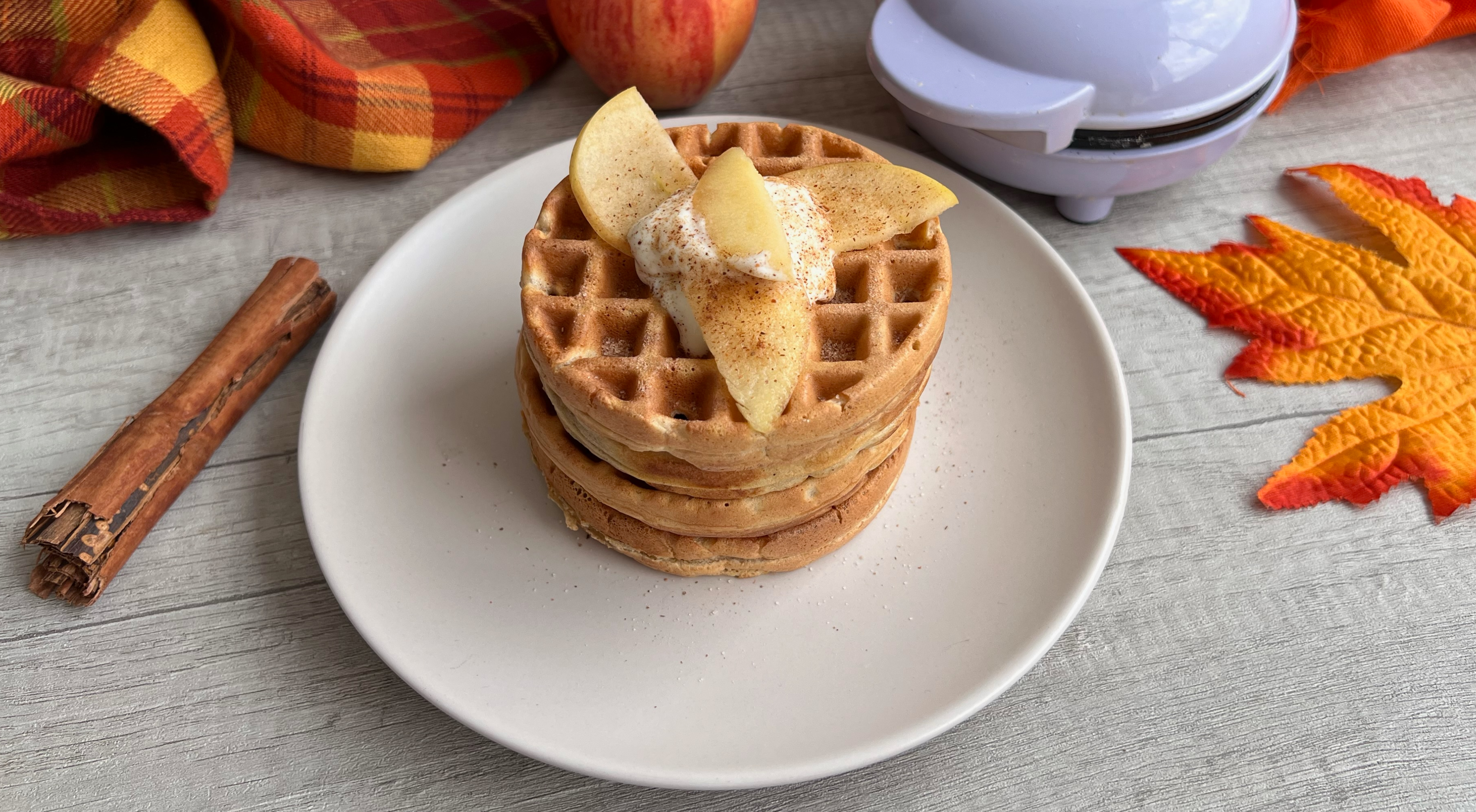 Esta es la receta para hacer “waffles” de manzana y canela