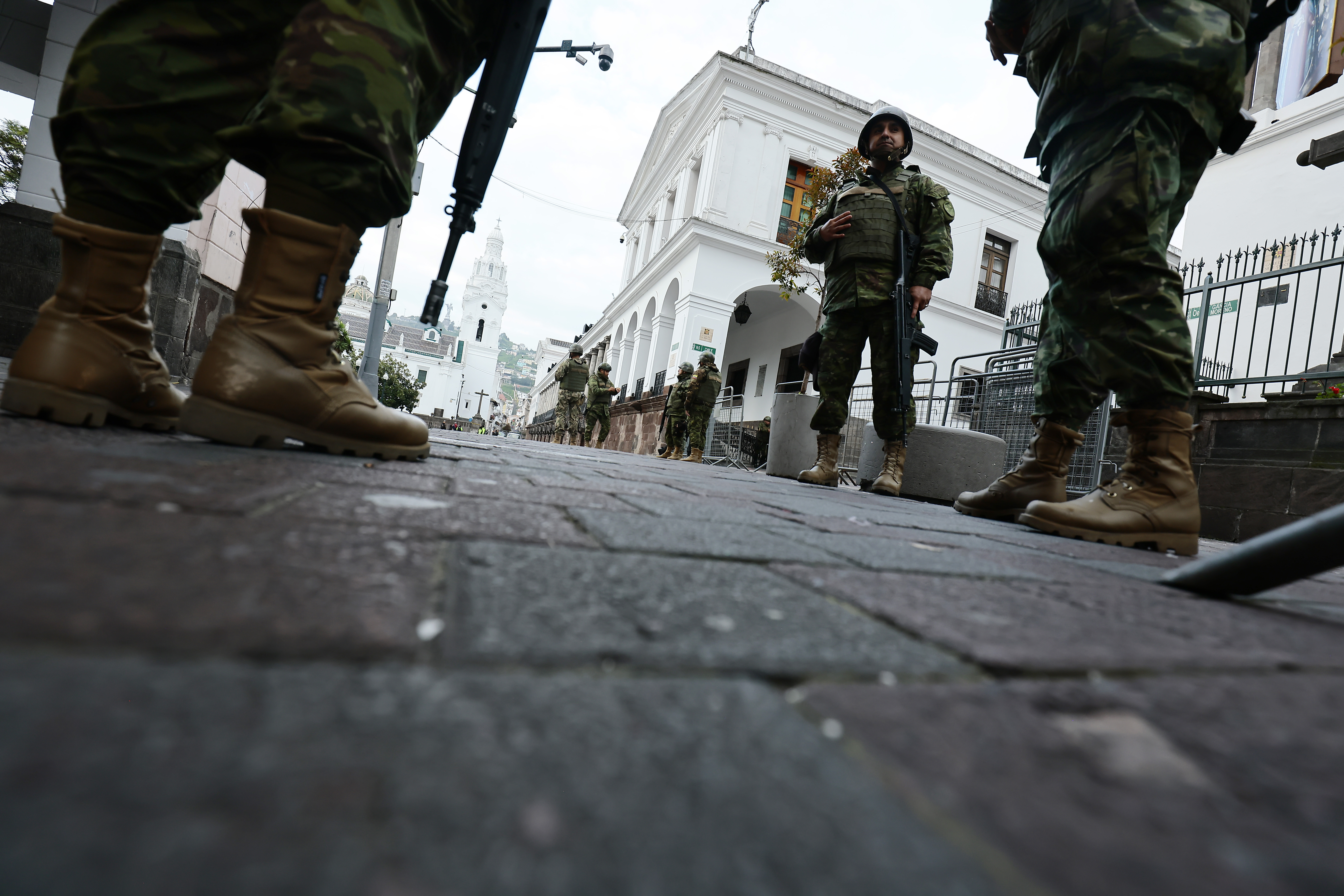 Militares hacen guardia en la Presidencia de la República de Quito, en el Centro histórico de la ciudad, el pasado 10 de enero de 2024.