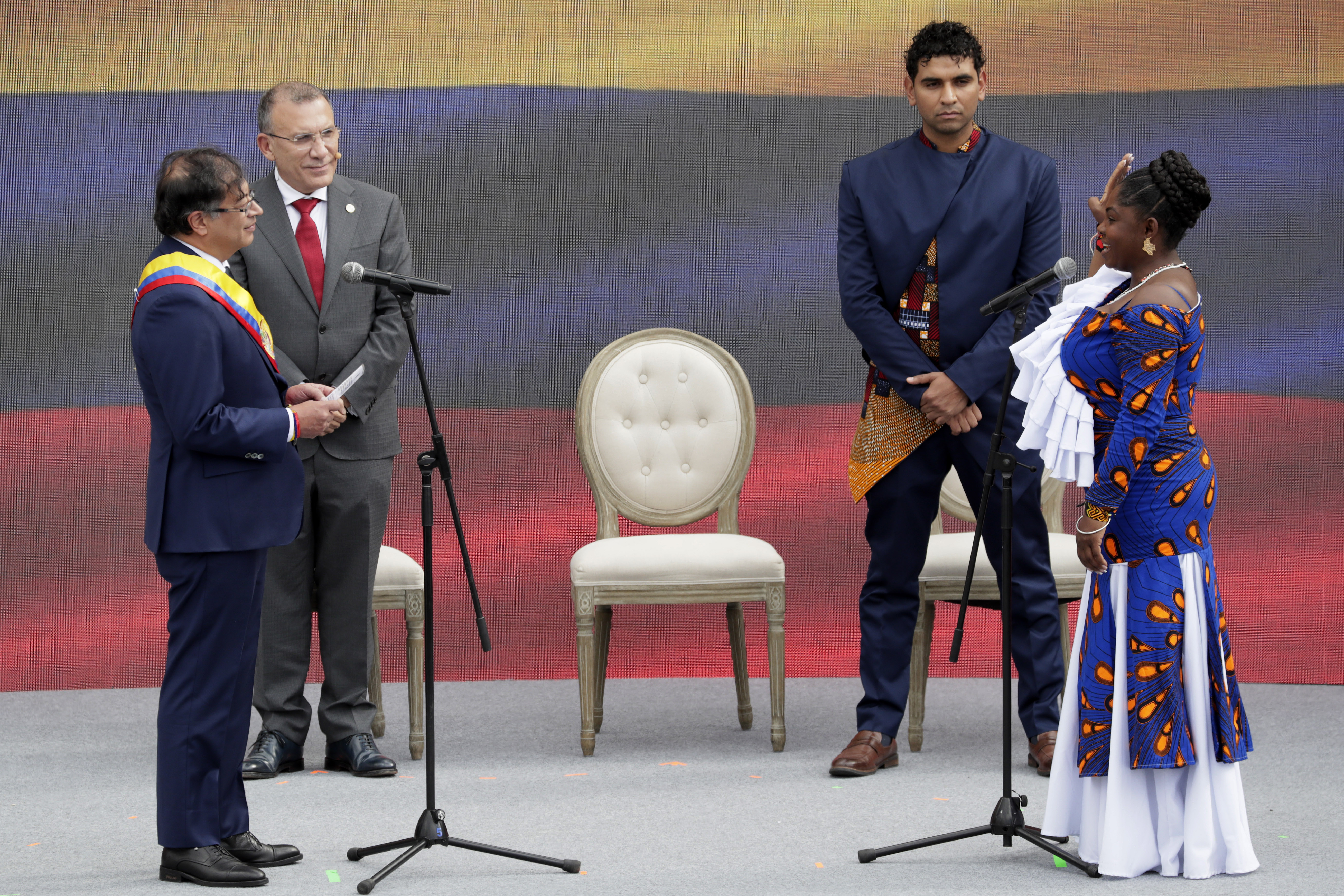 AME7949. BOGOTÁ (COLOMBIA), 07/08/2022.- El presidente de Colombia, Gustavo Petro (i), toma juramento a la vicepresidenta Francia Márquez (d) durante la ceremonia de Investidura hoy, en la Plaza Bolívar de Bogotá (Colombia). EFE/ Carlos Ortega