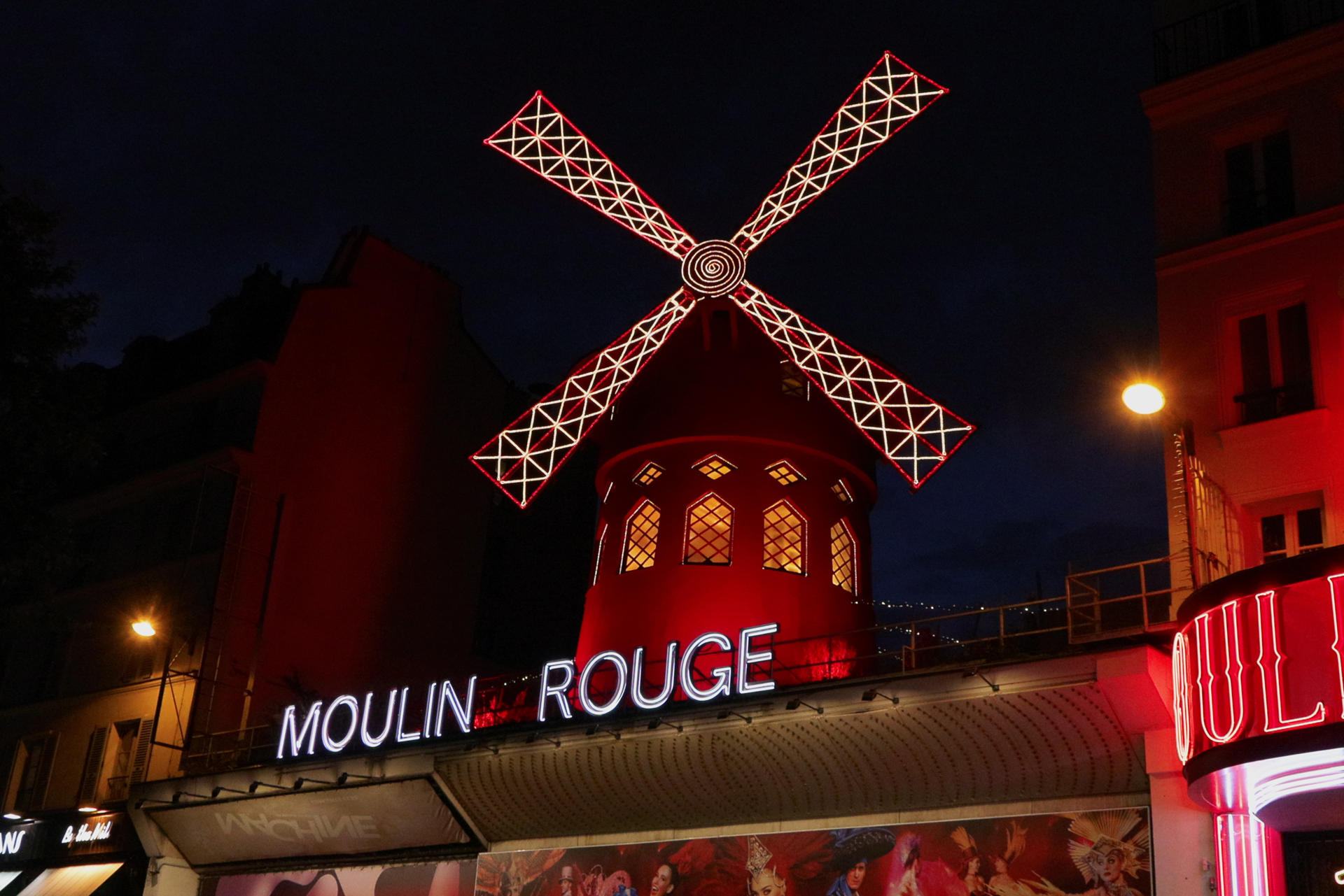 PARÍS, 10/07/2025.- Las aspas del histórico Moulin Rouge de París vuelven a girar hoy jueves tras los trabajos que se tuvieron que hacer después de que estas cayeran en la noche del 24 al 25 de abril de 2024 a causa del viento. EFE / Edgar Sapiña.