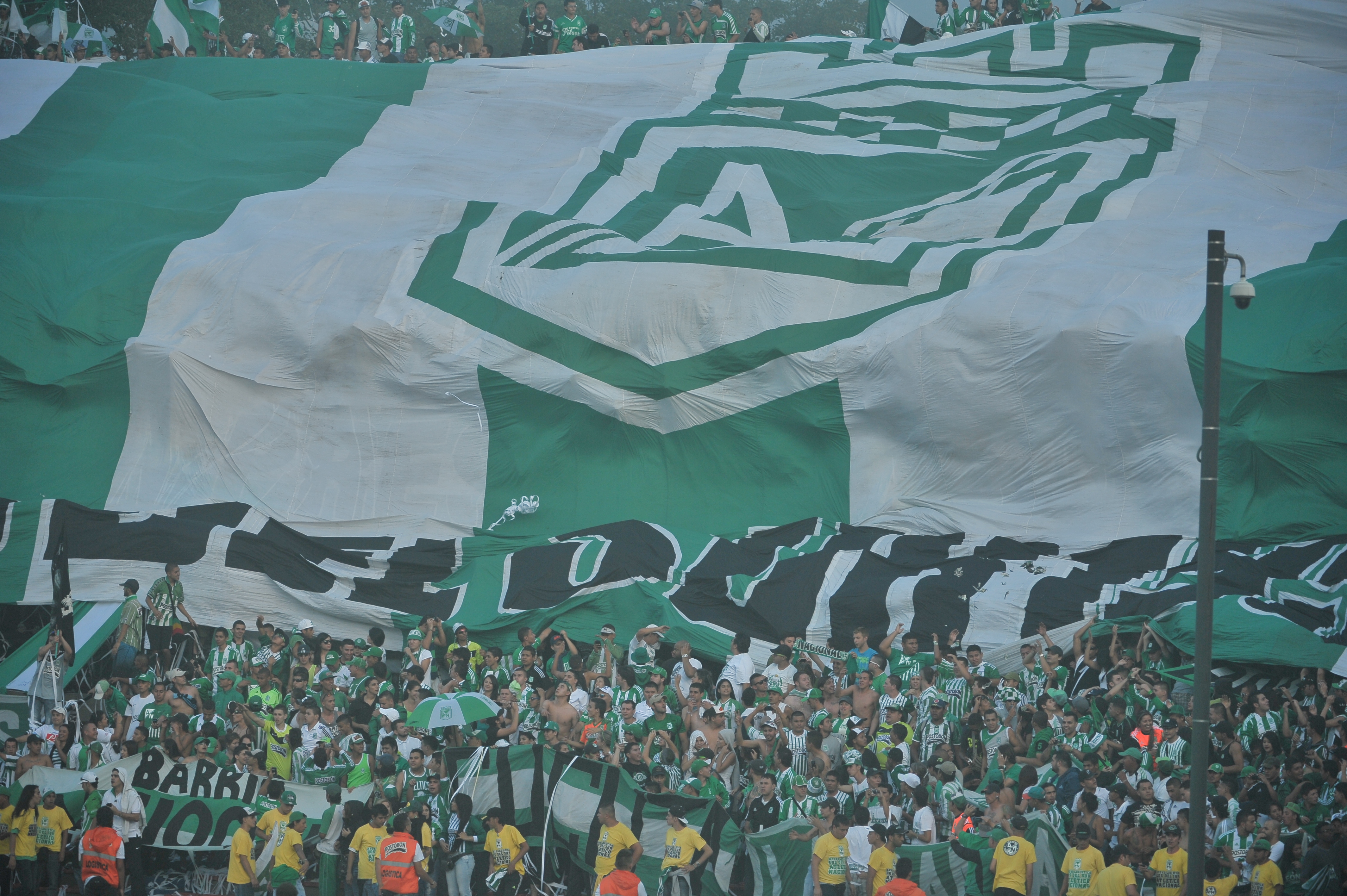 Impresionante recibimiento de los hinchas de Nacional a su equipo en Bogotá