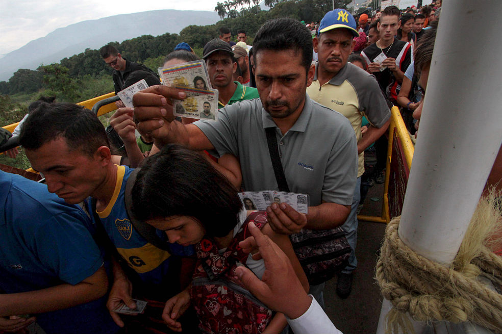Más de 40.000 venezolanos cruzan a Colombia ante cierre de la frontera