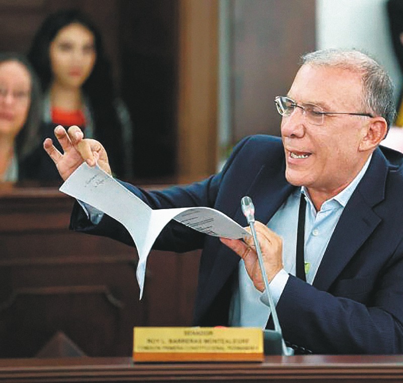  El senador Roy Barreras rompe el texto de la hundida reforma política durante su quinto y definitivo debate en el Congreso. / Cortesía