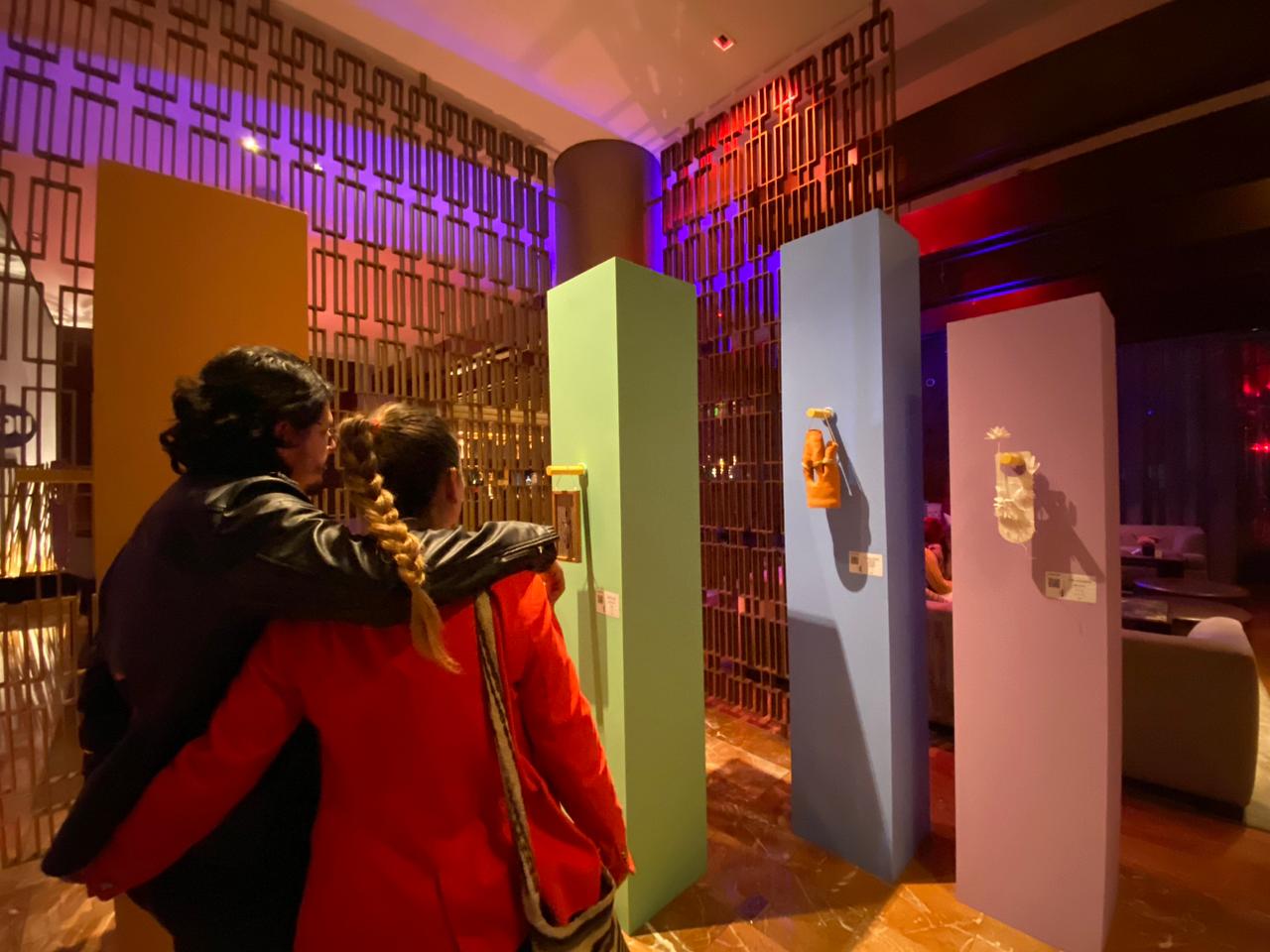 Todas las obras expuestas están a la venta, y una parte de los fondos recaudados se destinarán a una organización local sin fines de lucro que colabora para la comunidad LGBTQ+.