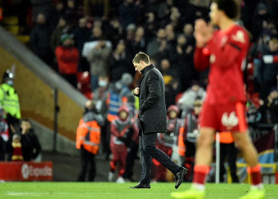 Liverpool le ganó a Aston Villa, en el regreso de Gerrard a Anfield