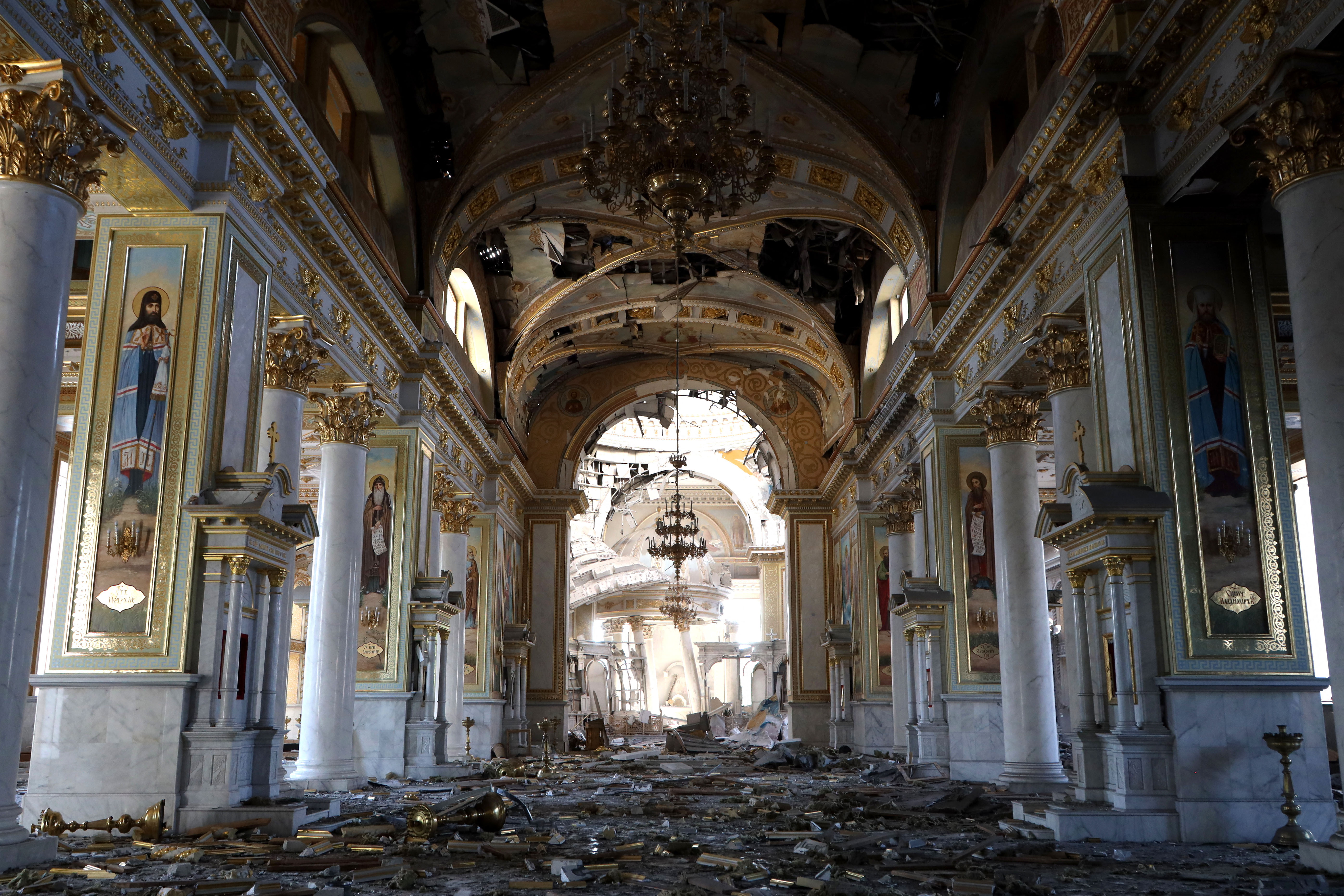 Zelenski visitó en Odesa la catedral dañada por bombardeo ruso