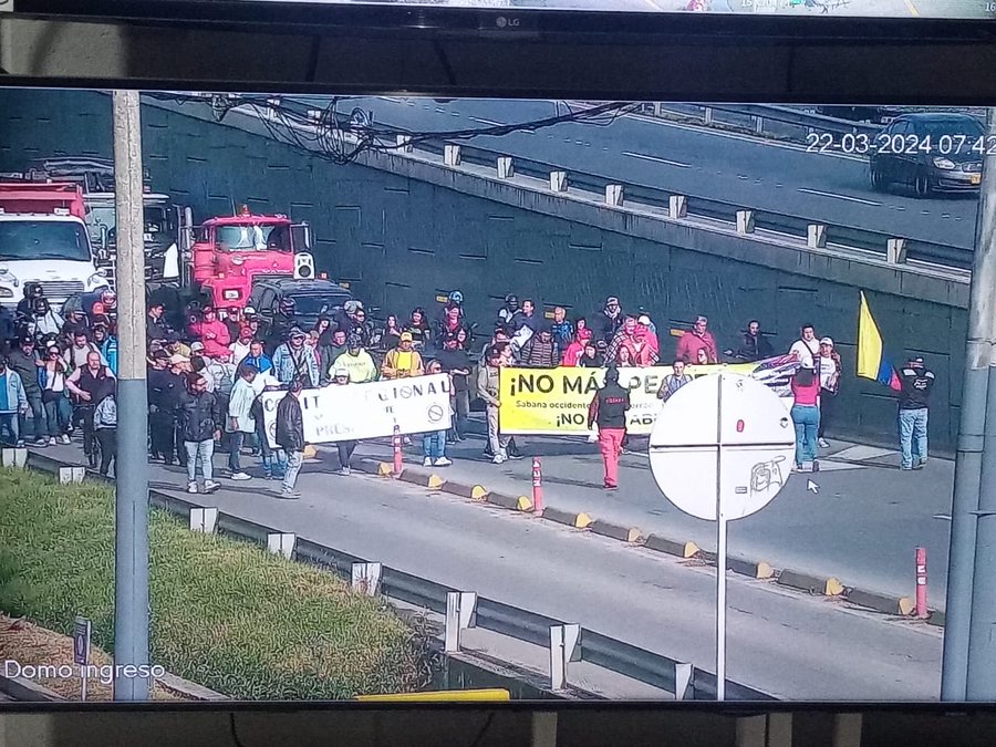 Bloqueos en Mosquera mantienen colapsada la calle 13