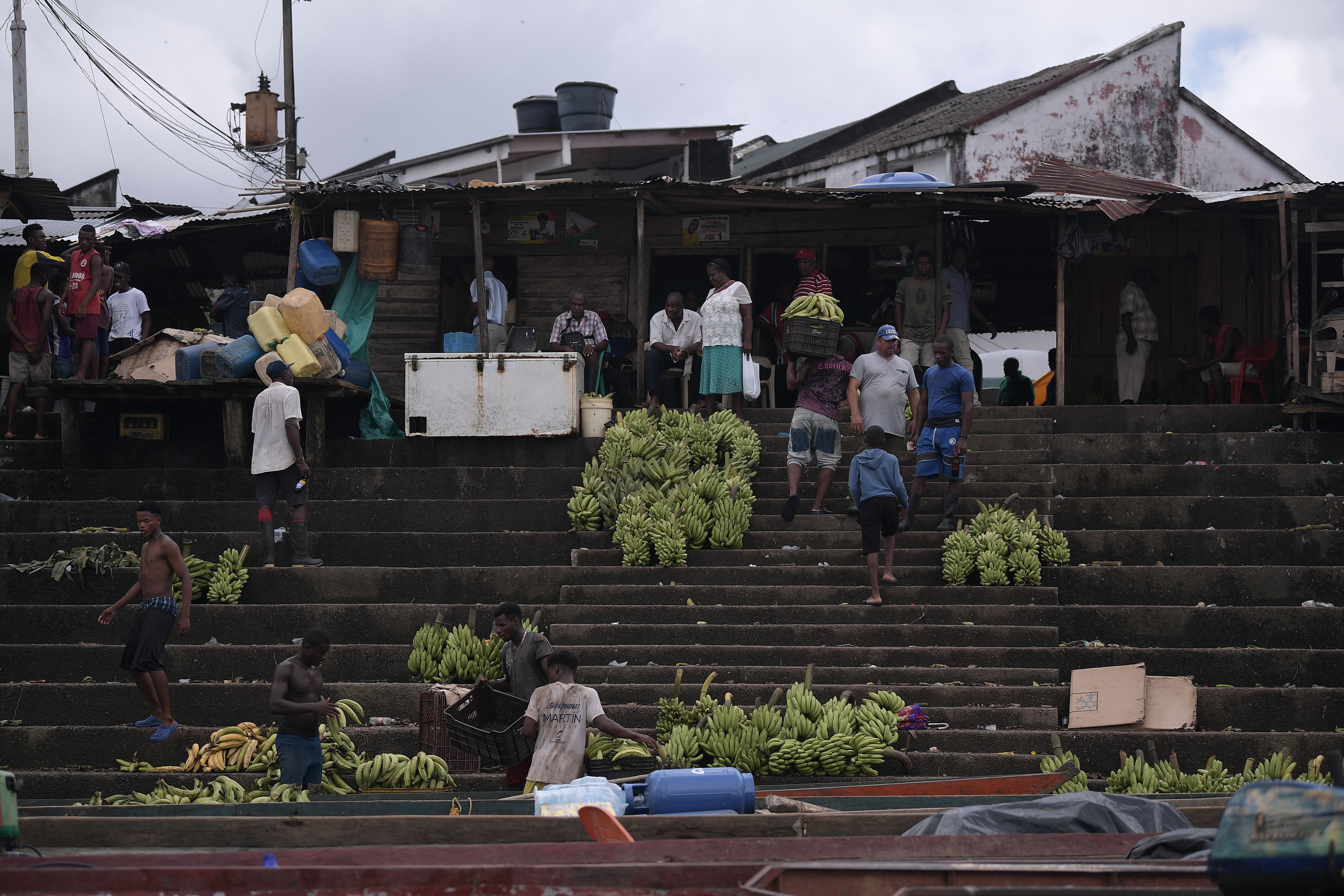 Diferentes aspectos de este municipio, capital de Chocó: habitantes, casas, calles, riveras del río Atrato.