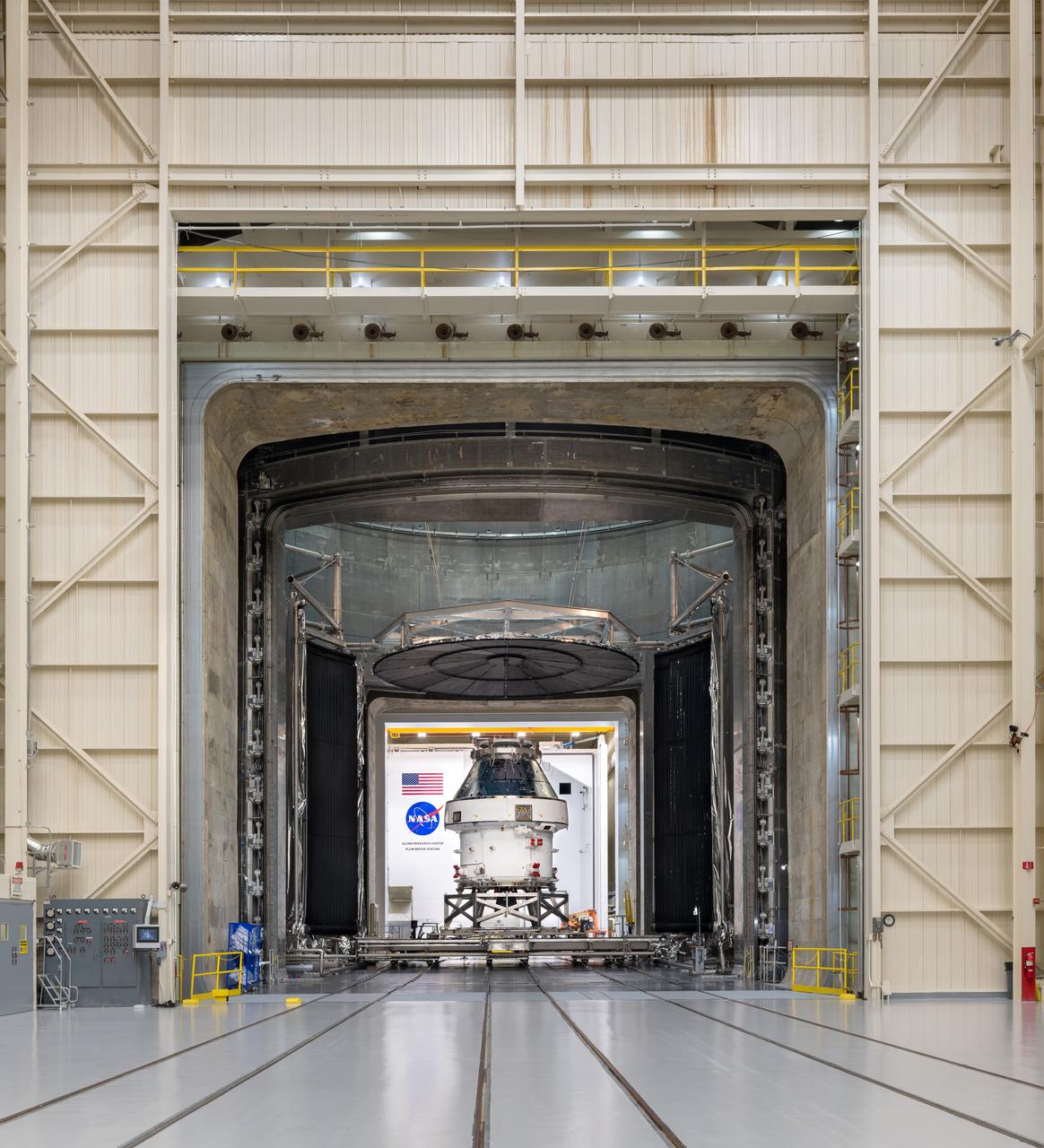 La nave espacial Orion para la Misión Artemis I, que consta del módulo de tripulación y el módulo de servicio construido en Europa, se encuentra en el Centro de Investigación Glenn de la NASA, la Estación Plum Brook, el Complejo de Ambientes Espaciales, SEC, Cámara de Vacío Térmico