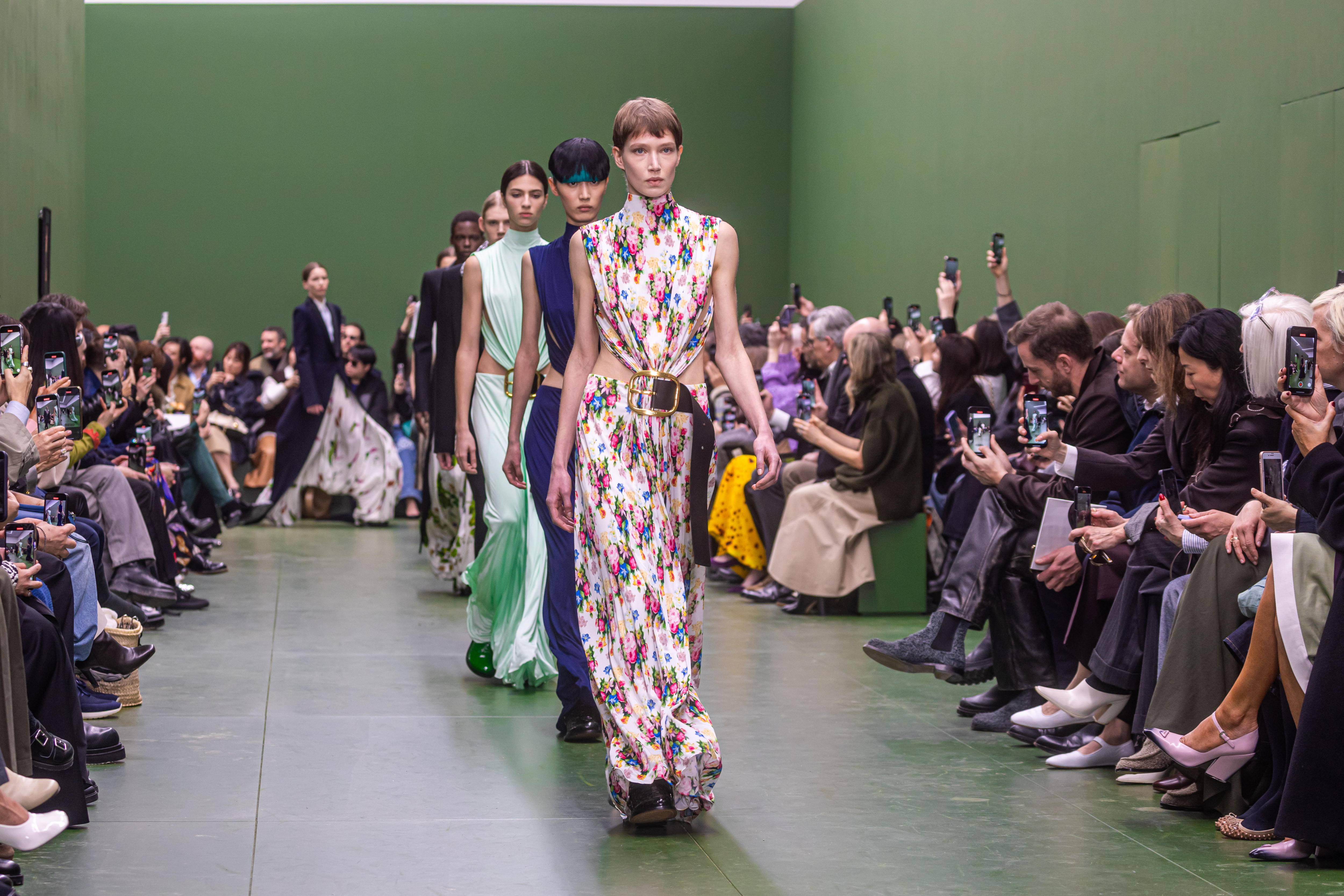 Paris (France), 01/03/2024.- Models present creations from the Fall/Winter 2024/2025 Collection by Loewe during Paris Fashion Week, in Paris, France, 01 March 2024. The presentation of the women's collections runs from 25 February to 05 March 2024. (Moda, Francia) EFE/EPA/CHRISTOPHE PETIT TESSON