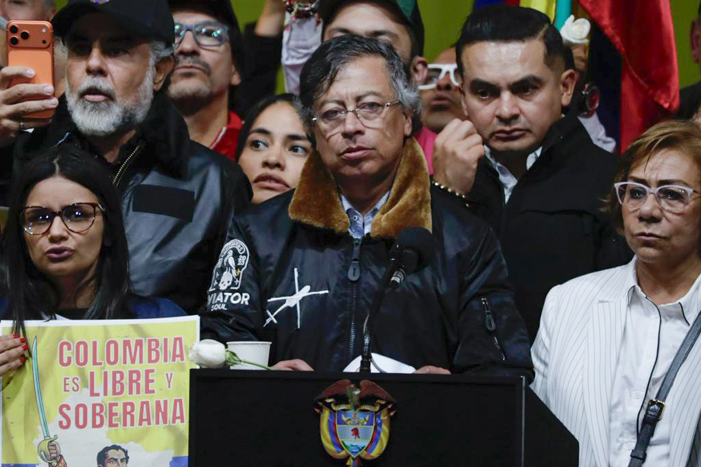 AME2988. BOGOTÁ (COLOMBIA), 07/01/2026.- El presidente de Colombia, Gustavo Petro, pronuncia un discurso este miércoles, en la Plaza de Bolívar en Bogotá (Colombia). Petro y su homólogo estadounidense, Donald Trump, conversaron este miércoles por teléfono por primera vez en medio de la escalada verbal entre ambos. EFE/ Carlos Ortega