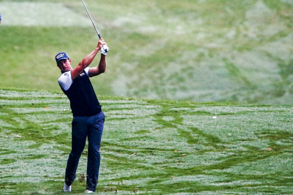 El golfista sueco Henrik Stenson en el segundo tiro del tercer hoyo en el East Lake Golf Club. / EFE