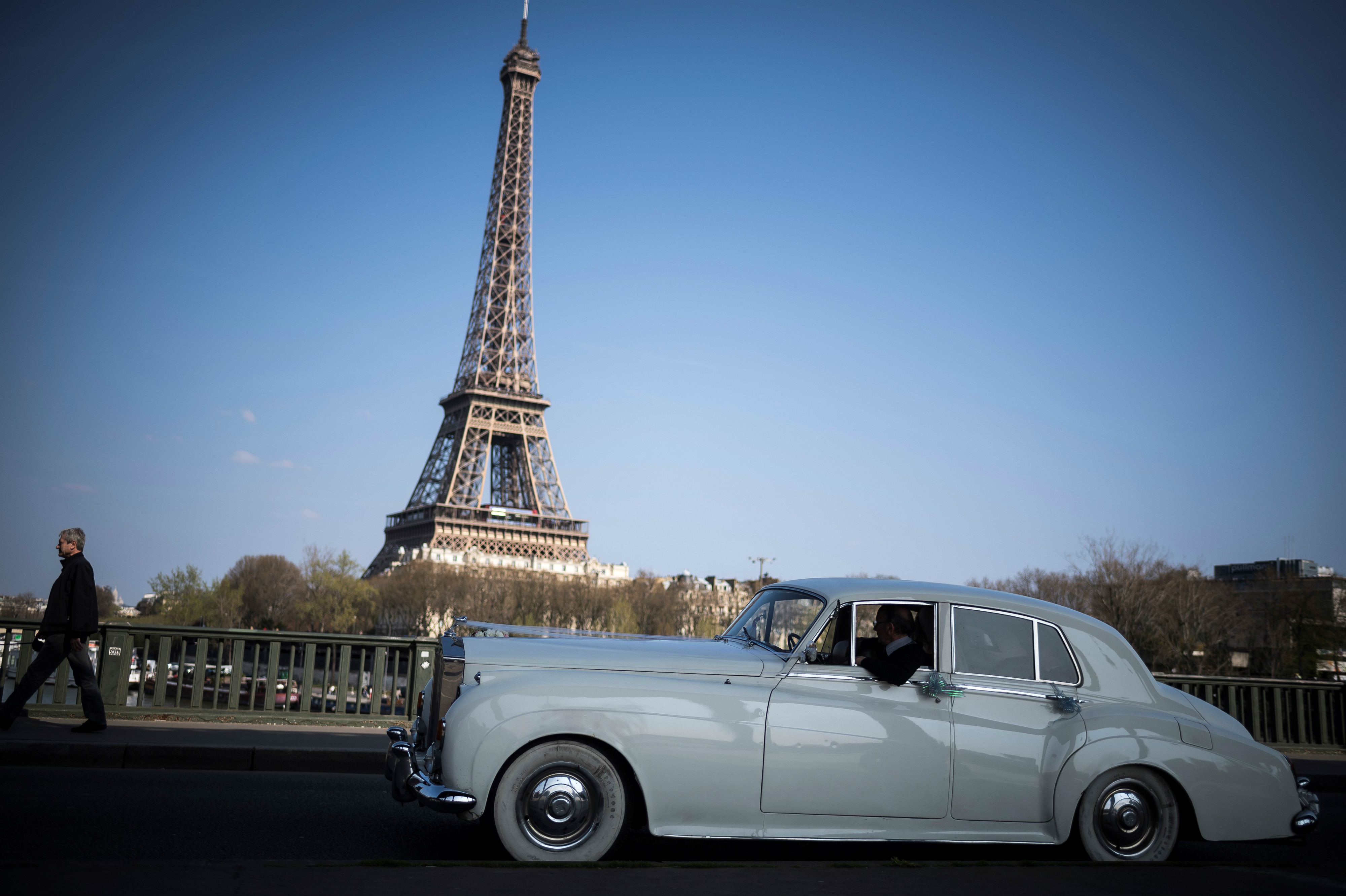 La Torre Eiffel se dota de un cristal blindado contra la «amenaza terrorista»