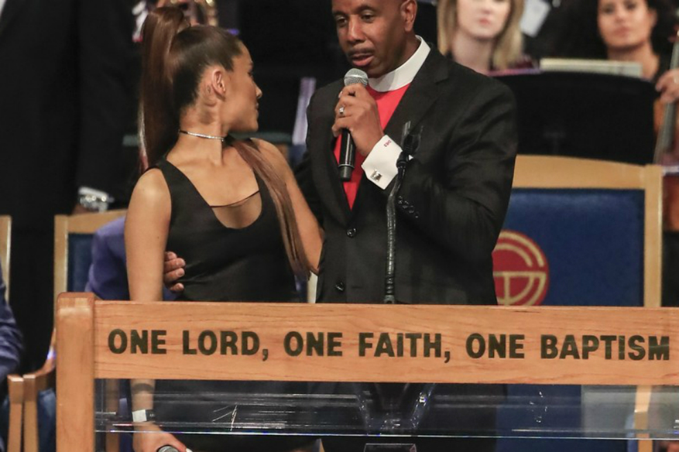 Obispo del funeral de Aretha Franklin se disculpó por tocar a Ariana Grande