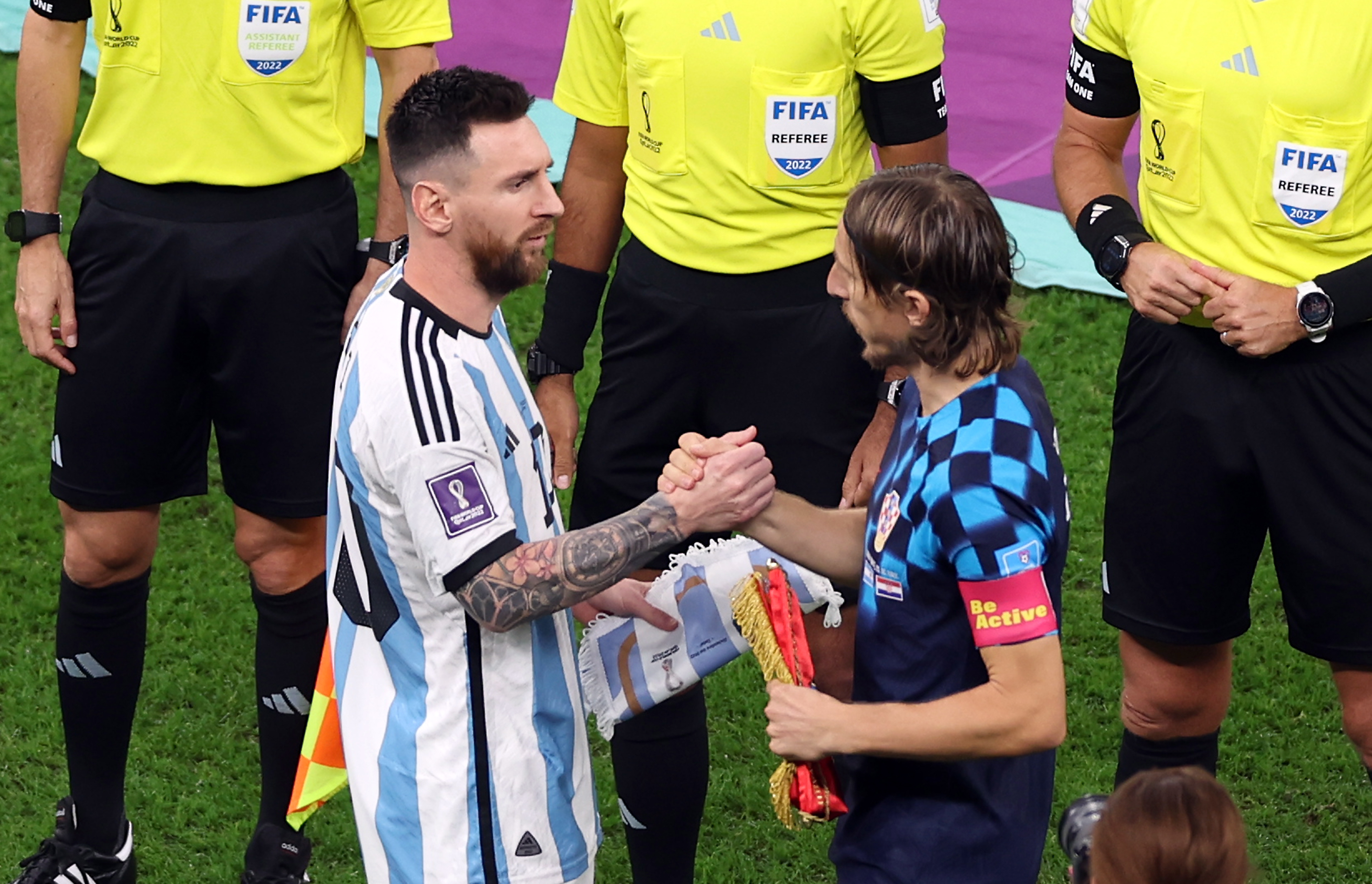 Lusail (Qatar), 13/12/2022.- Lionel Messi of Argentina (L) shakes hands with Luka Modric of Croatia prior to the FIFA World Cup 2022 semi final between Argentina and Croatia at Lusail Stadium in Lusail, Qatar, 13 December 2022. (Mundial de Fútbol, Croacia, Estados Unidos, Catar) EFE/EPA/Tolga Bozoglu