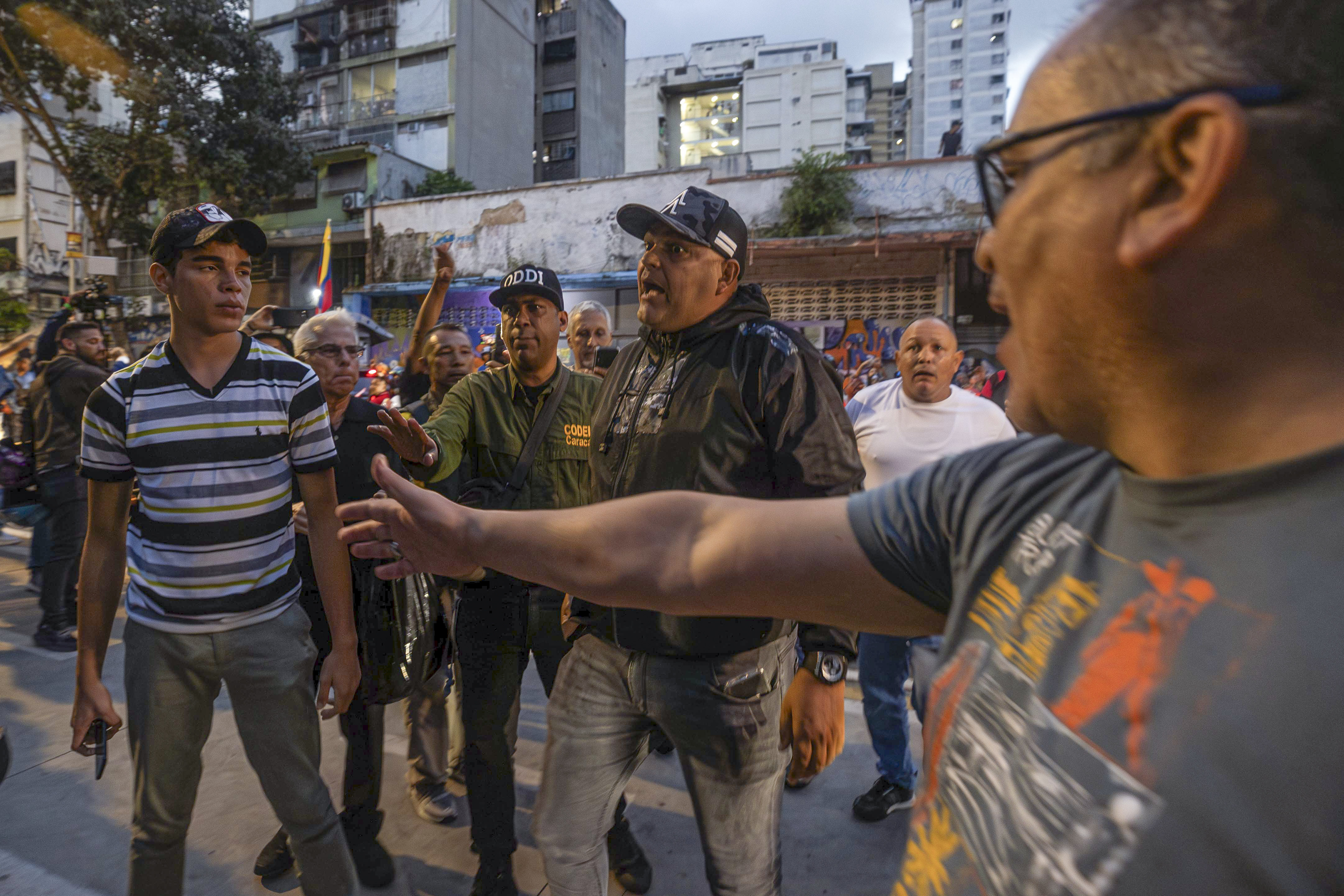 En imágenes, disturbios entre los chavistas y opositores durante elecciones