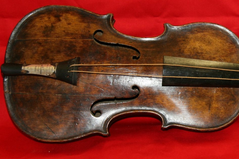 «Emerge» violín del Titanic, 101 años después del naufragio