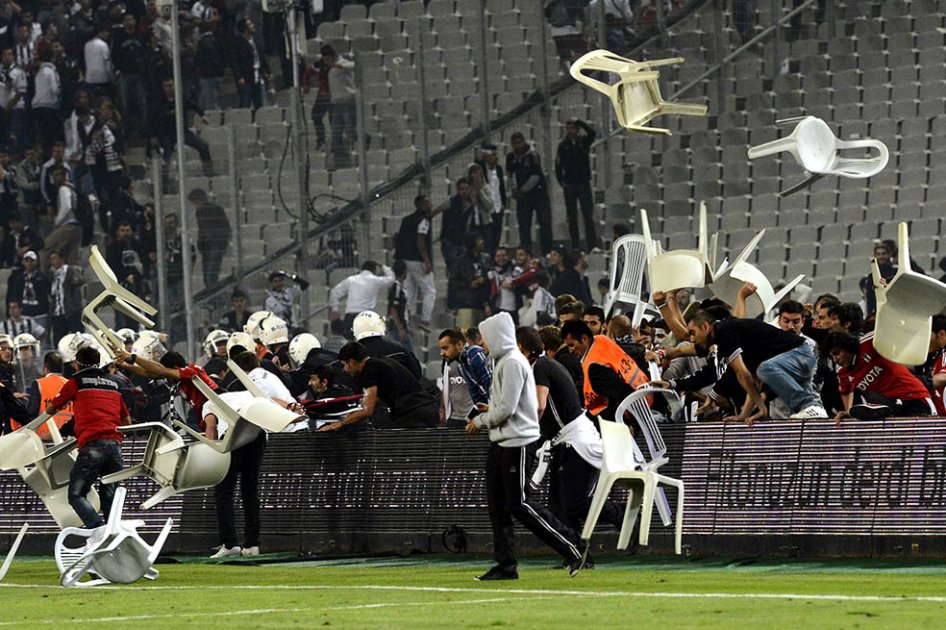 Derbi turco, suspendido por ‘lluvia de sillas’