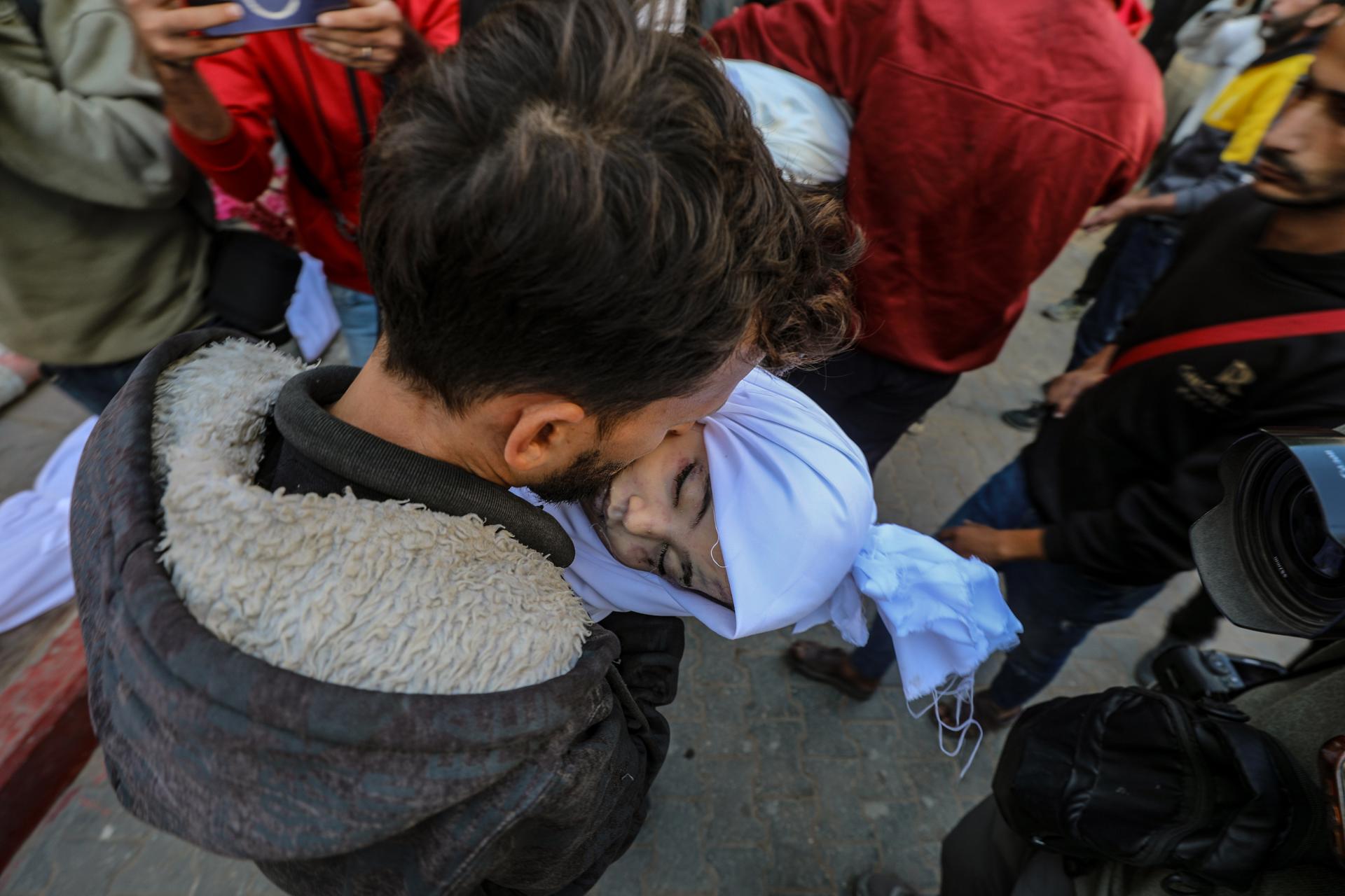 Gaza City (-), 20/11/2025.- A Palestinian relative carries the covered body of a child killed following Israeli airstrikes, at Al-Shifa Hospital in Gaza City, 20 November 2025. The Palestinian Ministry of Health in Gaza reported that the airstrikes killed at least 24 Palestinians in the north and south of the Gaza Strip. EFE/EPA/MOHAMMED SABER
