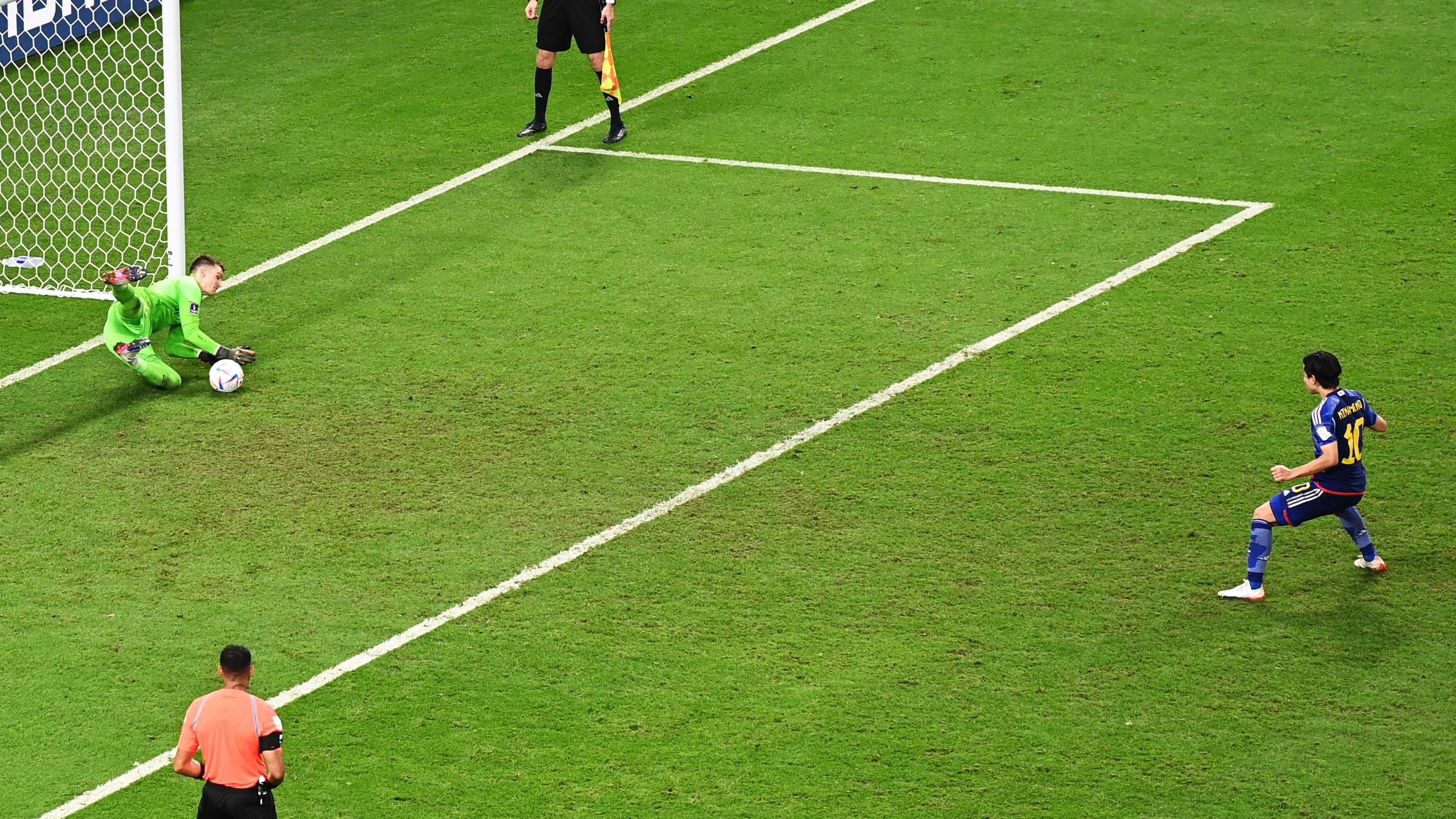 Al Wakrah (Qatar), 05/12/2022.- Goalkeeper Dominik Livakovic of Croatia saves the first penalty taken by Takumi Minamino of Japan during the FIFA World Cup 2022 round of 16 soccer match between Japan and Croatia at Al Janoub Stadium in Al Wakrah, Qatar, 05 December 2022. (Mundial de Fútbol, Croacia, Japón, Catar) EFE/EPA/Georgi Licovski