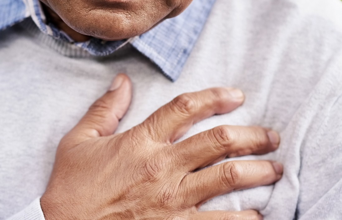 ¿Por qué me duele el pecho en el centro cuando respiro?