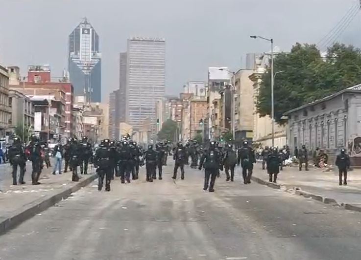 Duros enfrentamientos entre encapuchados y UNDMO en la Caracas, centro de Bogotá