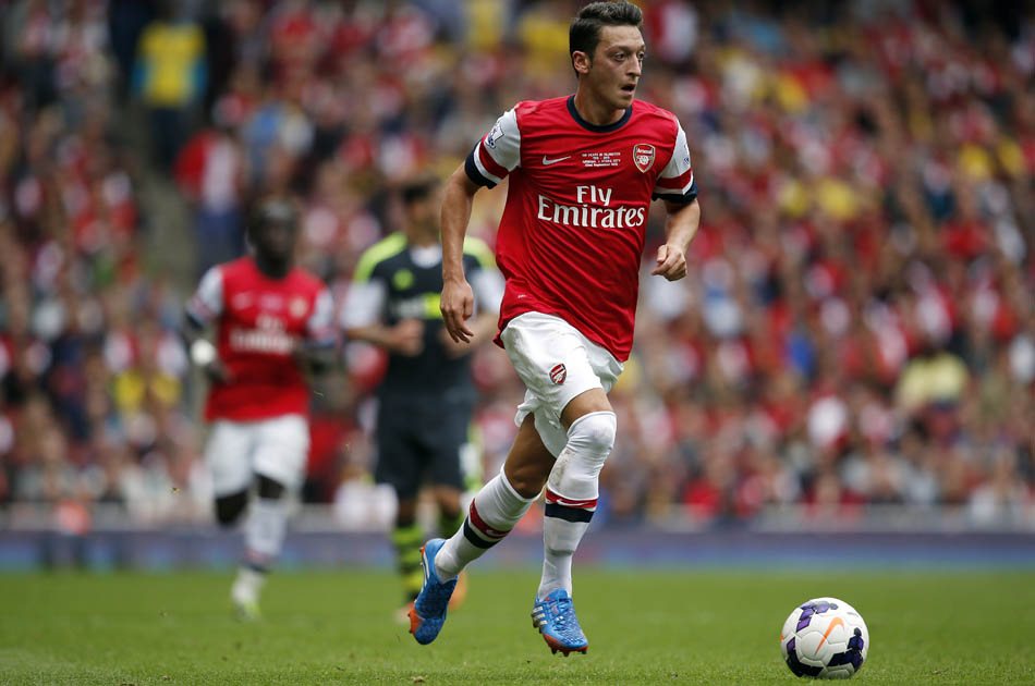 De la mano de Özil, Arsenal es líder provisional de la Premier