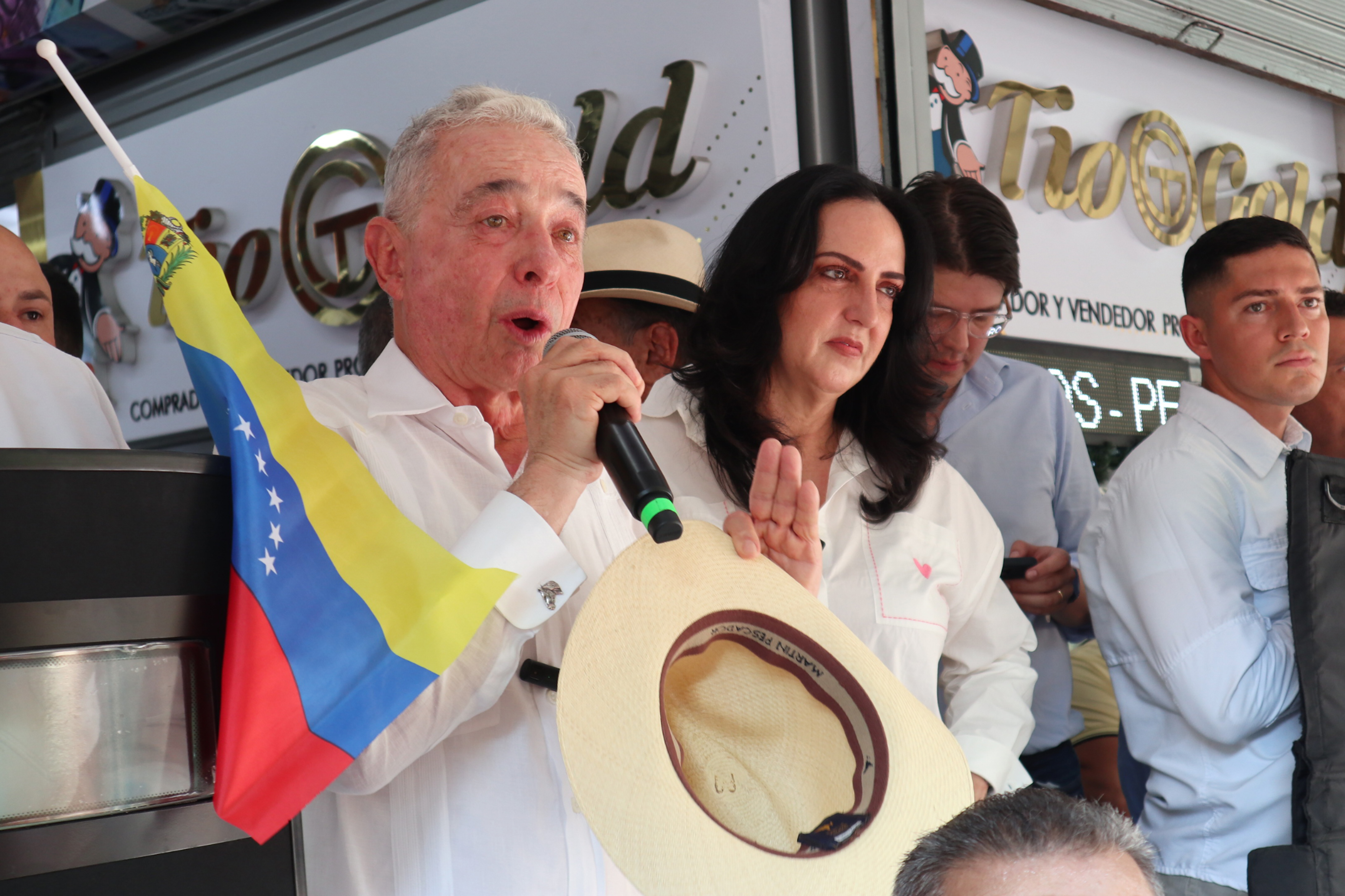 Uribe atajó riendas del Centro Democrático por división ante las presidenciales