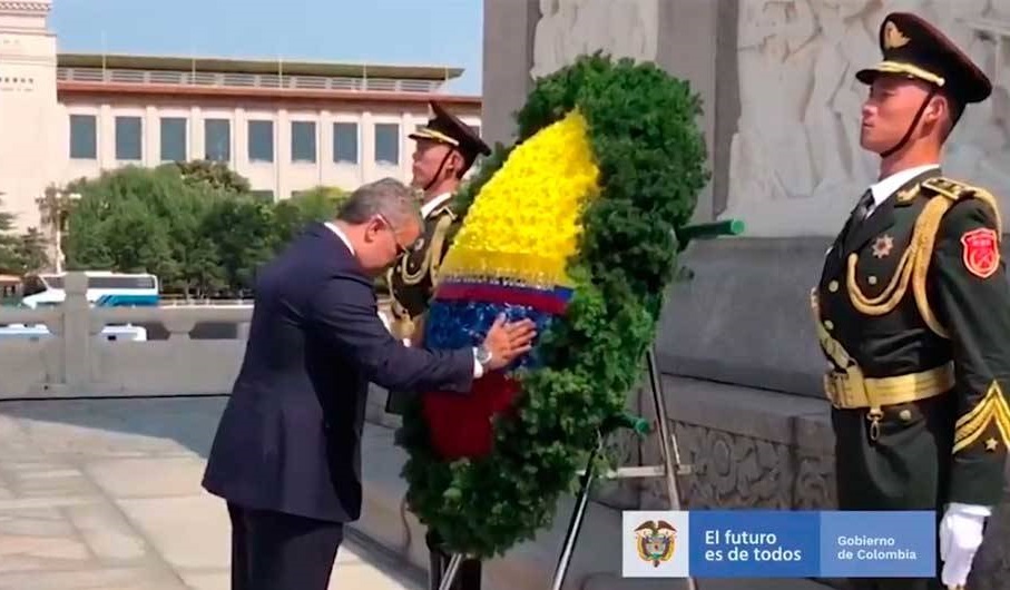 Cuando el presidente Duque visitó China, figuras de la derecha colombiana criticaron en redes que agachara la cabeza ante un monumento que conmemora soldados comunistas caídos. Sin embargo, esto es un gesto protocolario normal.