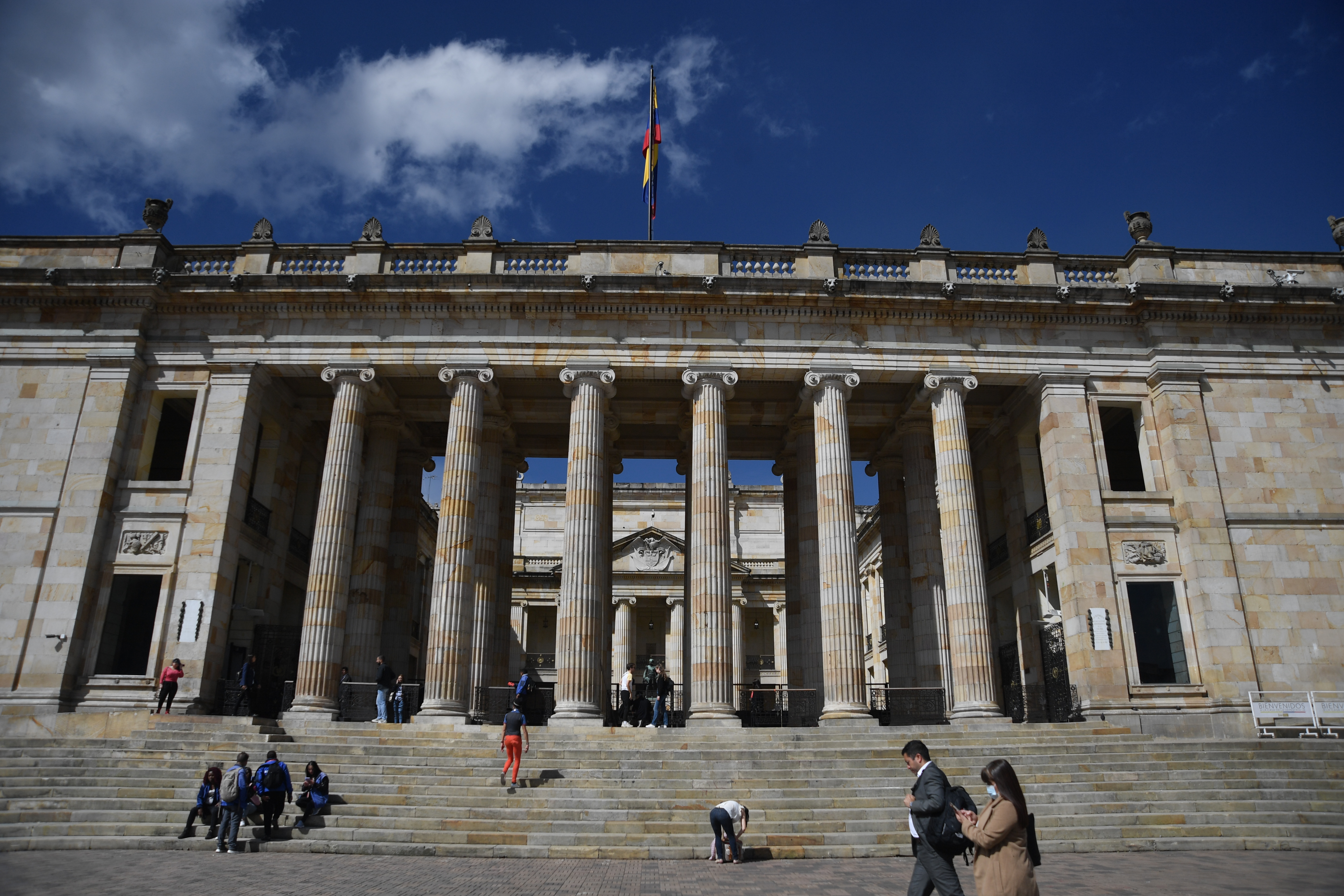 Retiro de las rejas y vallas que protegían las escalinatas del Capitolio Nacional y que limitaban el acceso al edificio nuevo del Congreso.