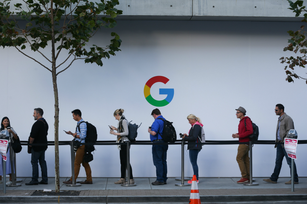 Asistentes al evento de lanzamiento de Google, realizado en el San Francisco Jazz Center. / AFP