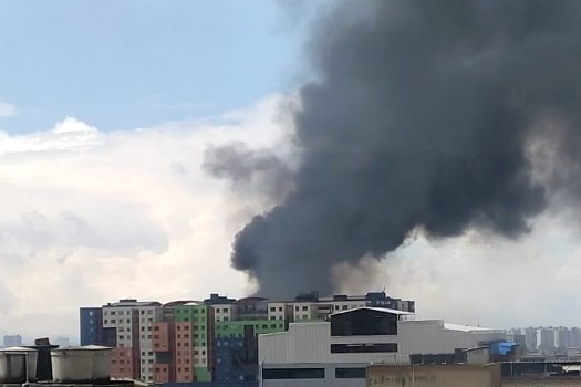 Incendio en bodega de repuestos es atendido en barrio con racionamiento de agua