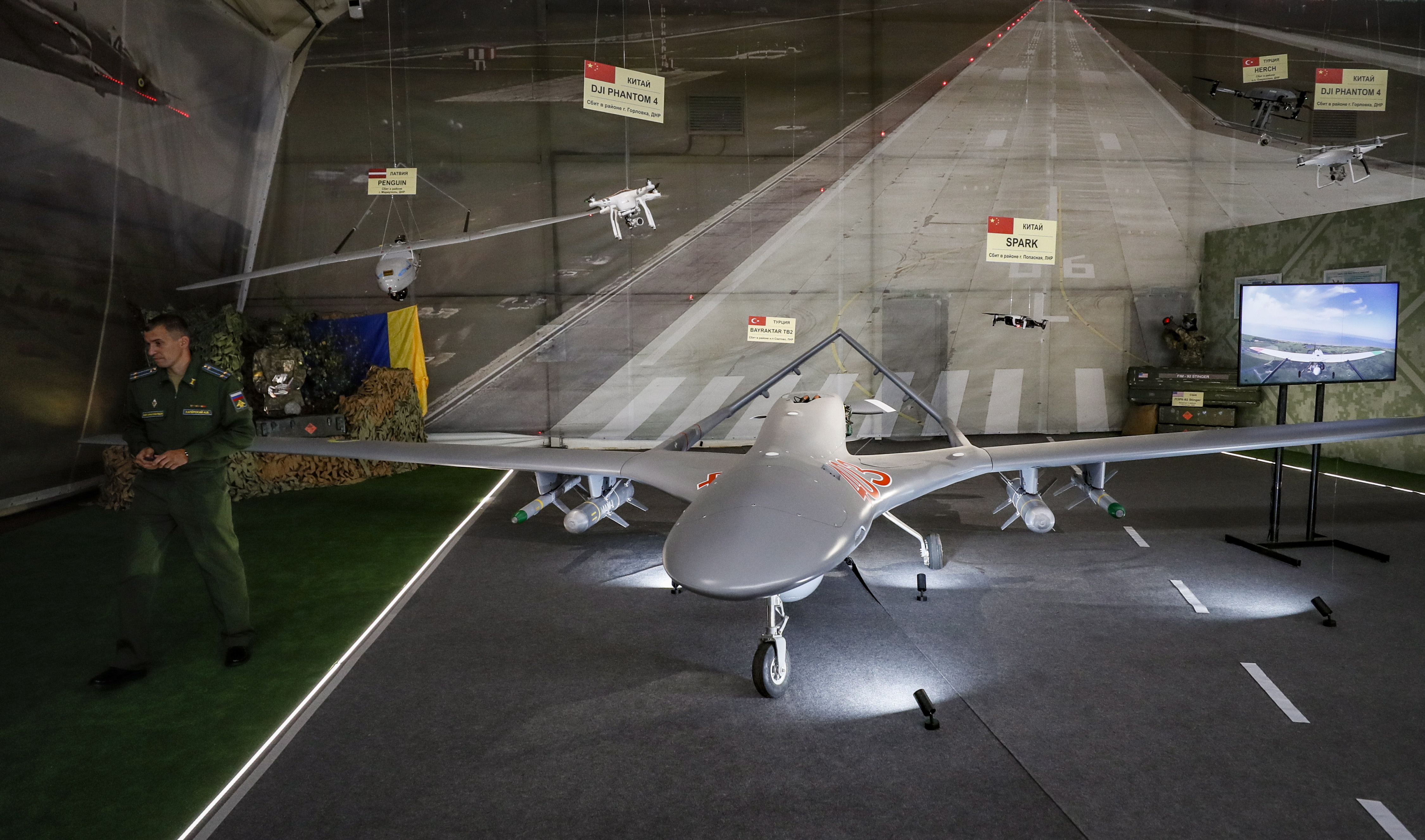 Alabino (Russian Federation), 18/08/2022.- Russian serviceman looks at the Bayraktar TB2 combat drone seen during the Exhibition of captured weapons that were seized upon Russian Special Military Operation in Ukraine at the International military-technical forum Army-2022 at Patriot Congress and Exhibition Centre in Moscow region, Russia, 18 August 2022. The International military-technical forum Army-2022 held from 15 to 21 August. (Rusia, Ucrania, Moscú) EFE/EPA/YURI KOCHETKOV