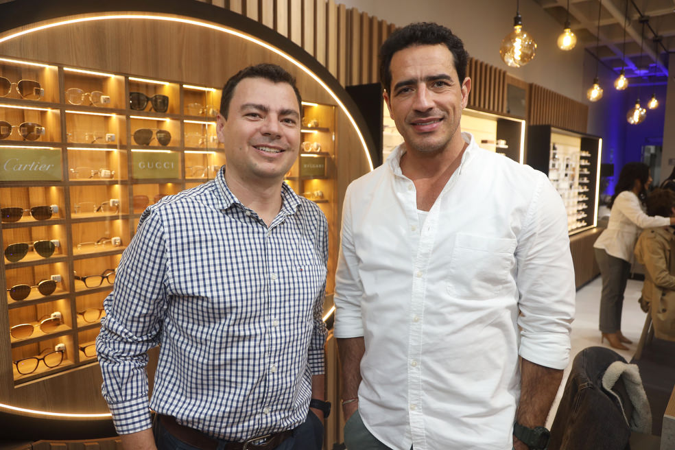 Santa Lucia inaugura nueva óptica en el centro comercial Andino:

A través de 105 años de trabajo por la salud visual y siendo uno de los  pioneros de la optometría, Santa Lucía ha desarrollado un nuevo concepto de tiendas y la primera está ubicada en el centro comercial Andino en Bogotá. En este lugar podrás encontrar lo último en gafas de sol y oftálmicas donde las marcas de lujo son las protagonistas, consulta de optometría con equipos de última tecnología y soluciones en lentes de contacto. Hoy Santa Lucía cuenta con 4 puntos de venta en Bogotá en los centros comerciales Gran estación, Nuestro Bogotá, Titán plaza y Andino además 40 tiendas a nivel nacional y 6 sedes de clínica oftalmológica