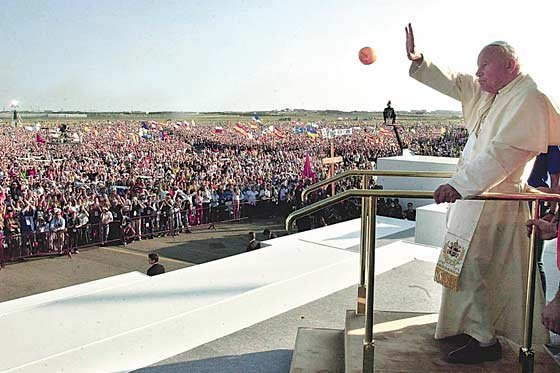 Niegan supuesta relación amorosa entre Juan Pablo II y universitaria