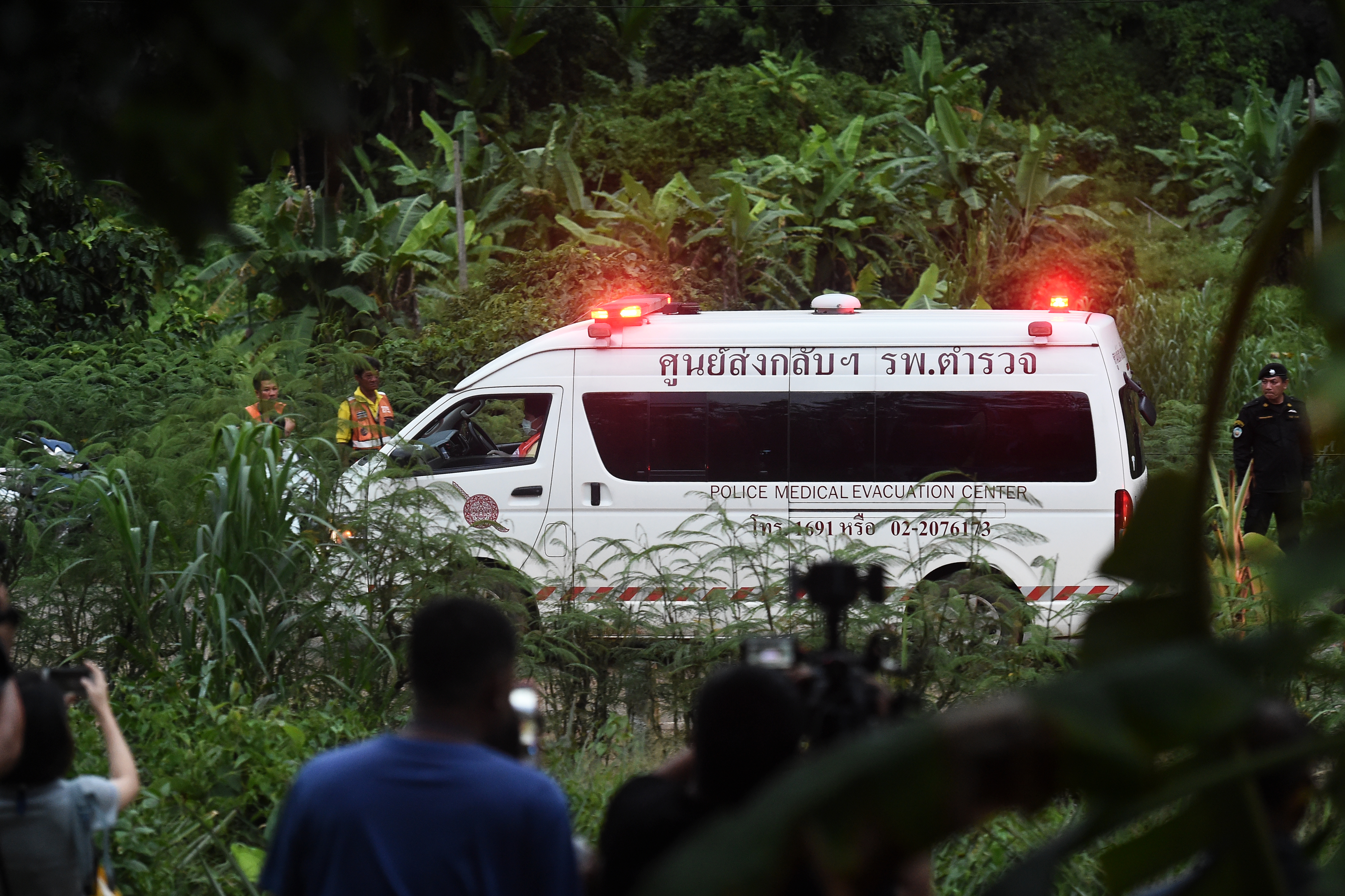 Rescatan a cuatro de los 12 niños atrapados en cueva de Tailandia