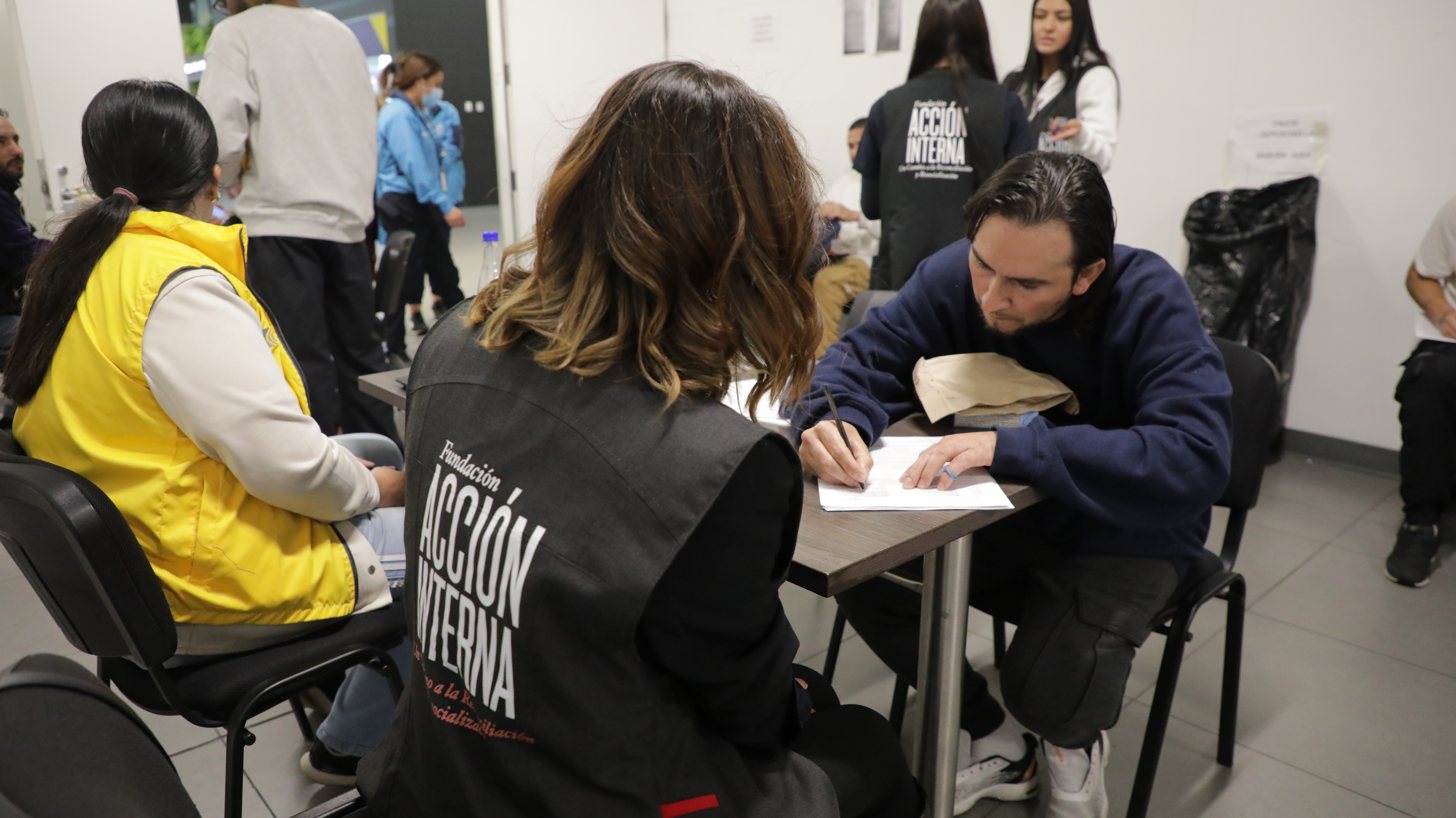 El programa se centra en derechos humanos, dignidad, restitución de derechos y generación de segundas oportunidades para la reintegración social en Colombia.