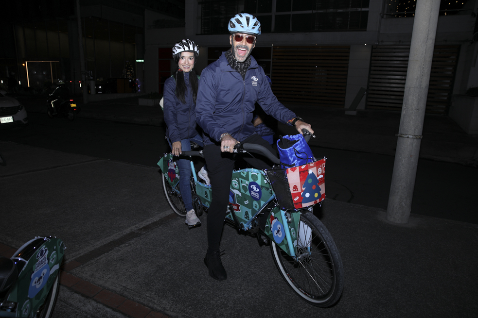 Talento Caracol TV disfrutó de la ciclovía nocturna y entregó regalos a niños