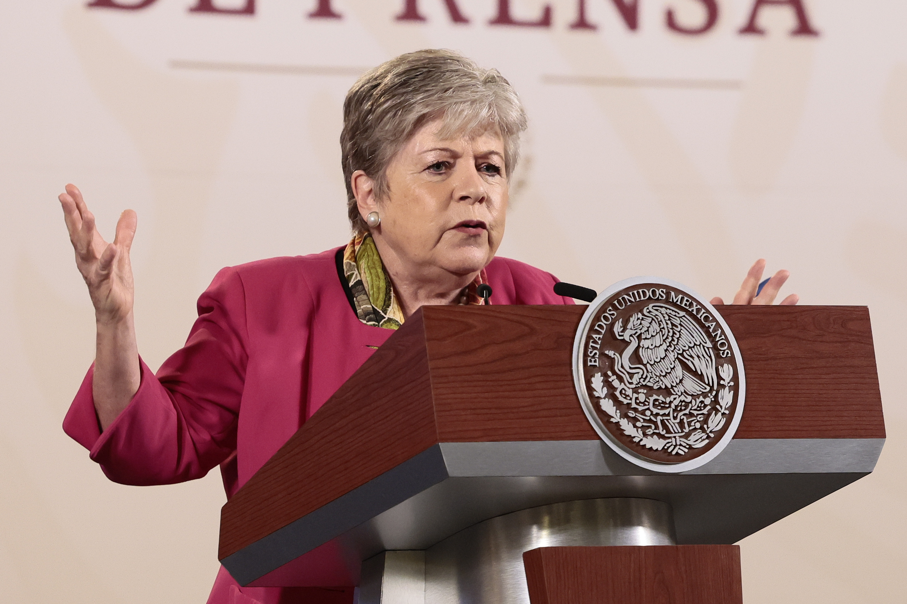 MEX4134. CIUDAD DE MÉXICO (MÉXICO), 11/04/2024.- La secretaria de Exteriores de México, Alicia Bárcena, participa en la rueda de prensa matutina del presidente Andrés Manuel López Obrador, este jueves en el Palacio Nacional de la Ciudad de México (México). El Gobierno mexicano pidió suspender a Ecuador de la ONU por el asalto a su Embajada en Quito en la denuncia ante la Corte Internacional de Justicia (CIJ) que presentó este jueves. EFE/José Méndez