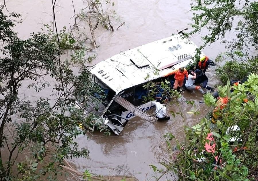 Bus de transporte público cayó al río Magdalena en vía Pitalito – Timaná; una persona murió