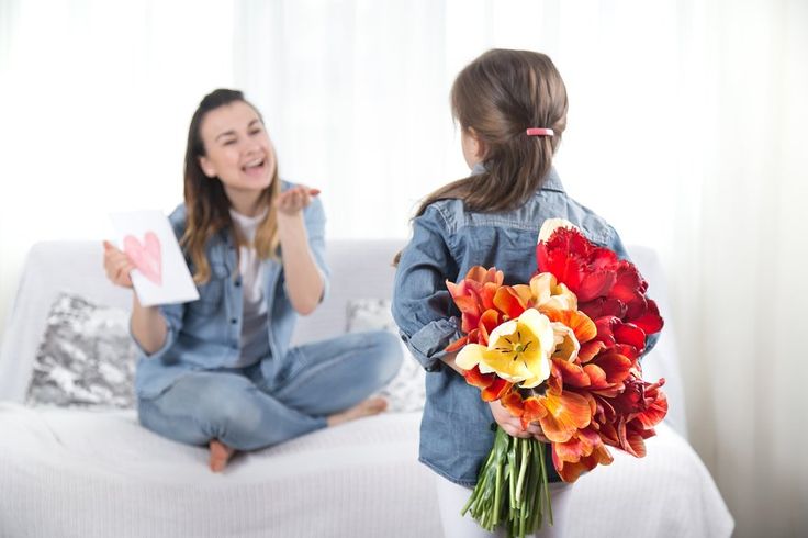 Las celebraciones varían de una región a otra, incluyendo música, baile, comida y regalos.