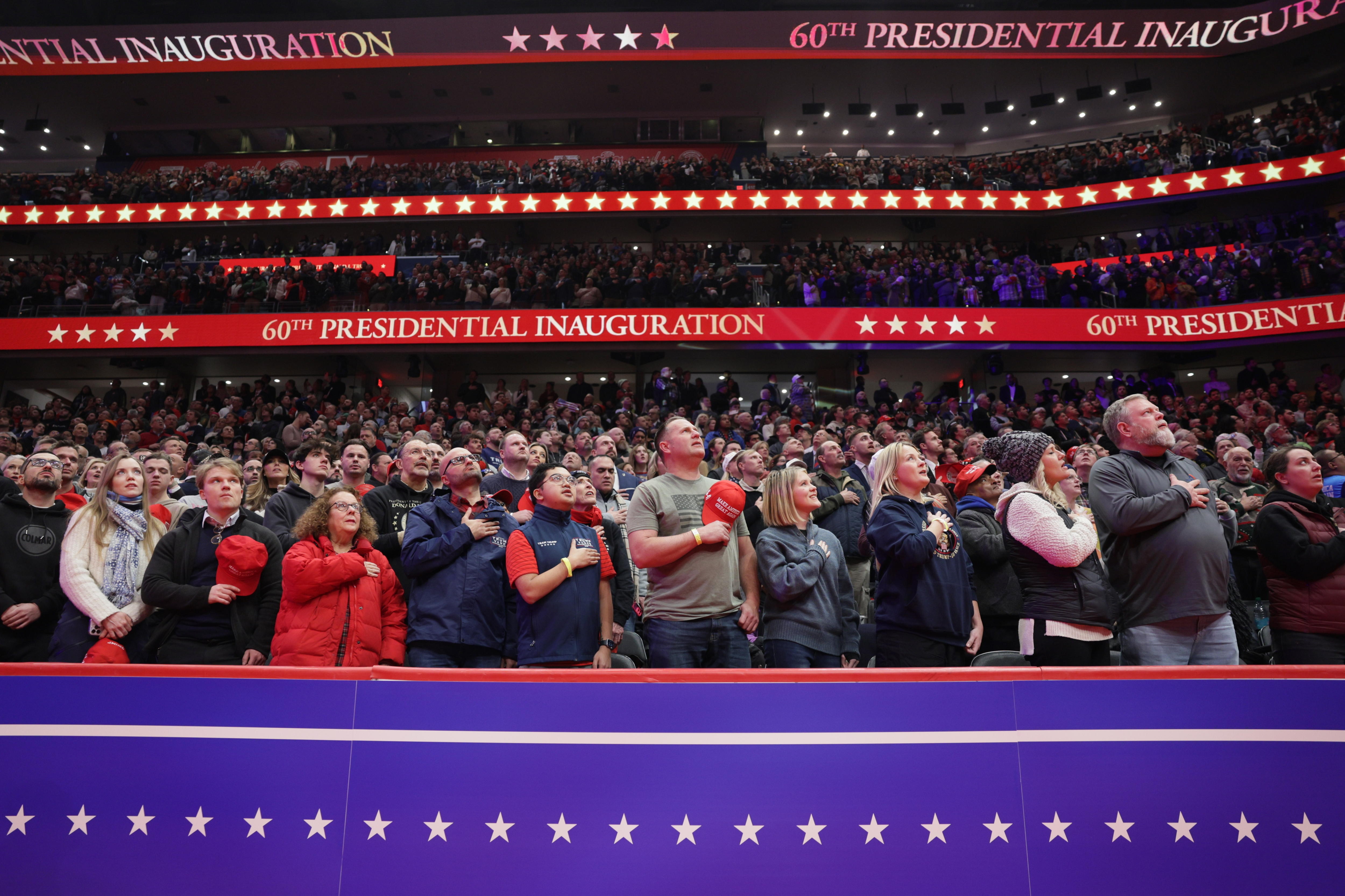 Washington (United States), 20/01/2025.- Guests pray and watch from inside the Capitol One Arena during inauguration ceremonies for US President-elect Donald Trump in Washington, DC, USA, 20 January 2025. Trump is sworn in for a second term as president of the United States on 20 January. The presidential inauguration is held indoors due to extreme cold temperatures in DC. (Estados Unidos) EFE/EPA/ALLISON DINNER