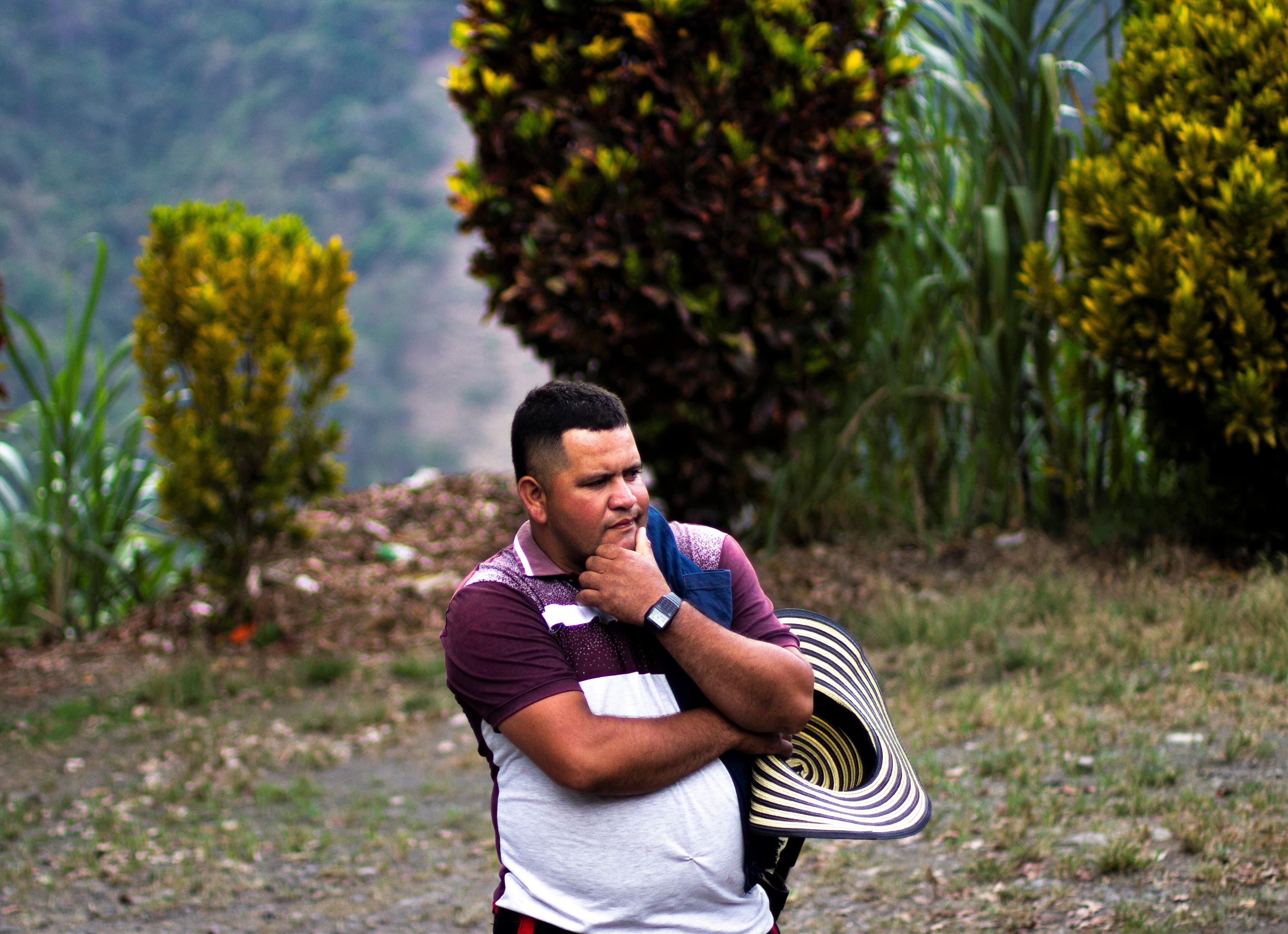 Jamis Valle es uno de los excombatientes que lidera el nuevo espacio de reincorporación de Ituango que tiene una extensión de aproximadamente 50 hectáreas y donde se construirán 12 casas para las familias de los firmantes de la paz que se encuentran allí. Crédito: Silvia Corredor Rodríguez.