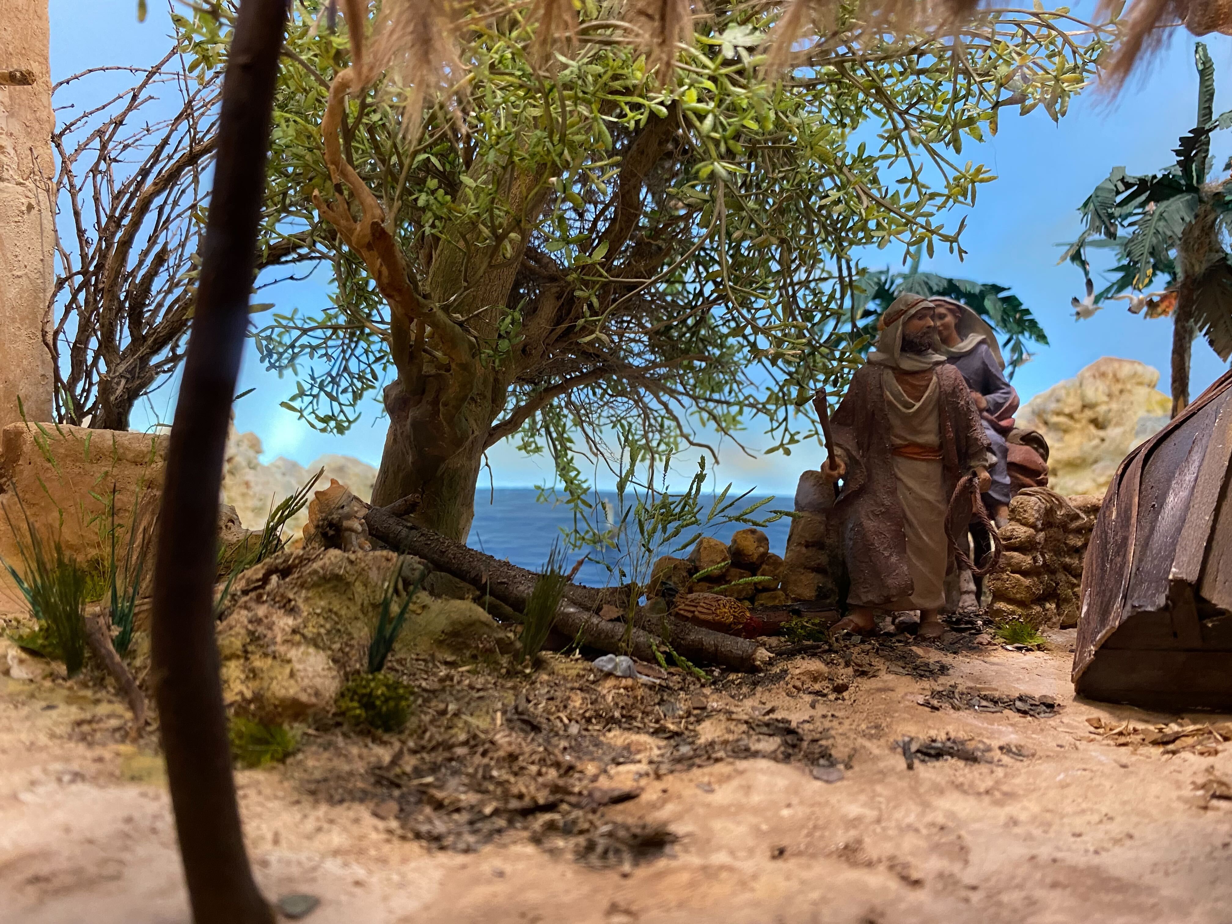 Hay algunos dioramas que, además del nacimiento del Niño Jesús, recrean escenarios típicos de la época y su cultura: comidas, vestuarios, costumbres.